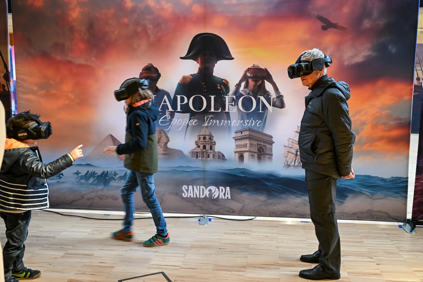 Un homme et ses 2 petits-fils à l'exposition immersive sur Napoléon à Bruxelles