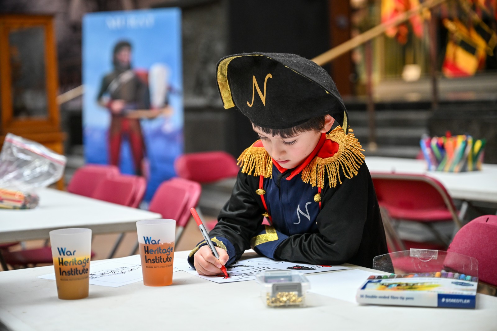 Petit garçon déguisé en Napoléon à l'exposition qui lui est dédiée au Musée royal de l'Armée