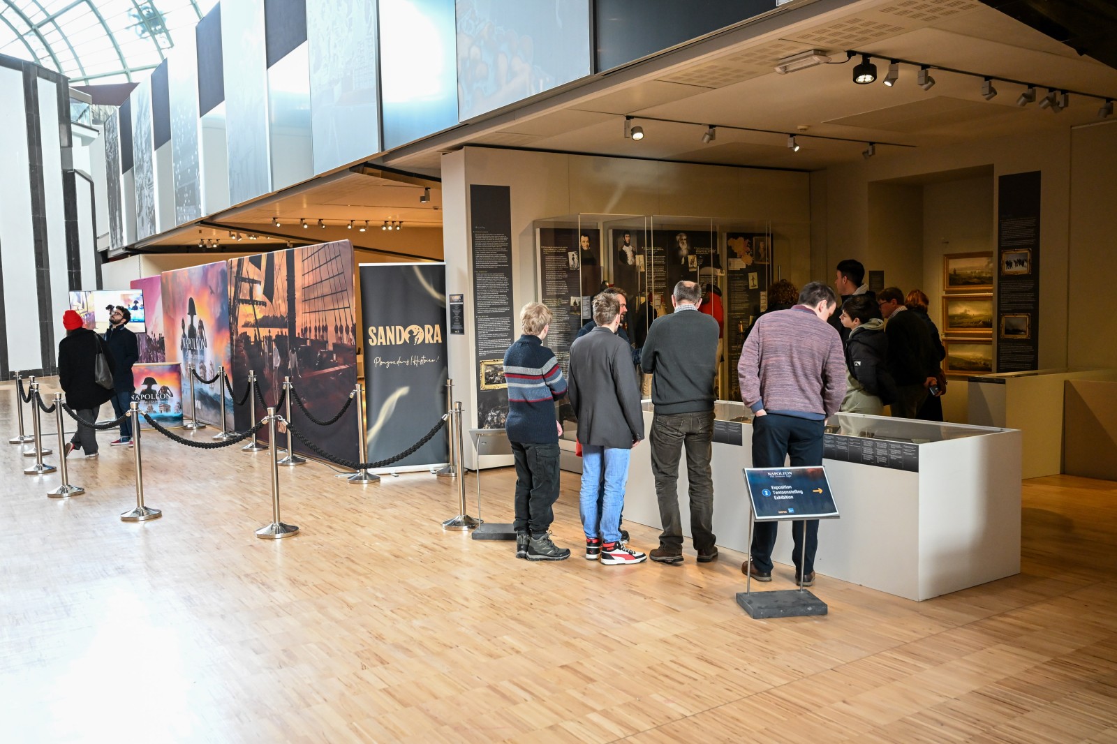 Visiteurs dans le hall d'accueil de l'exposition Napoléon au Musée royal de l'Armée à Bruxelles