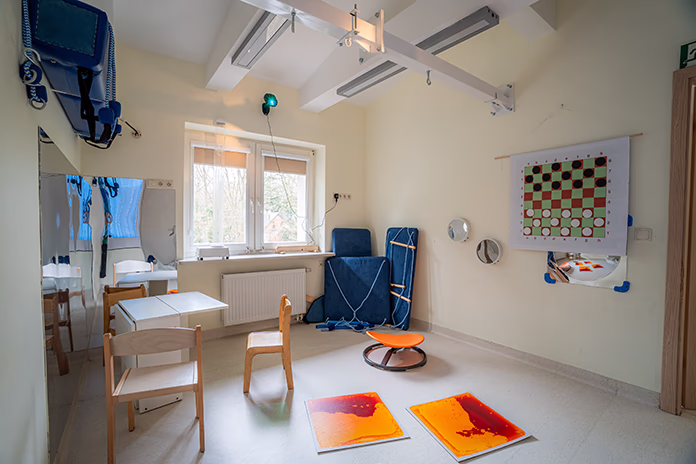Sala terapeutyczna wyposażona w sprzęt do terapii indywidualnej i zajęc sensorycznych