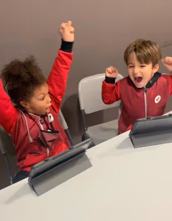 Alumnes de CH Formació Girona jugant al Kahoot per repassar vocabulari d'anglès.
