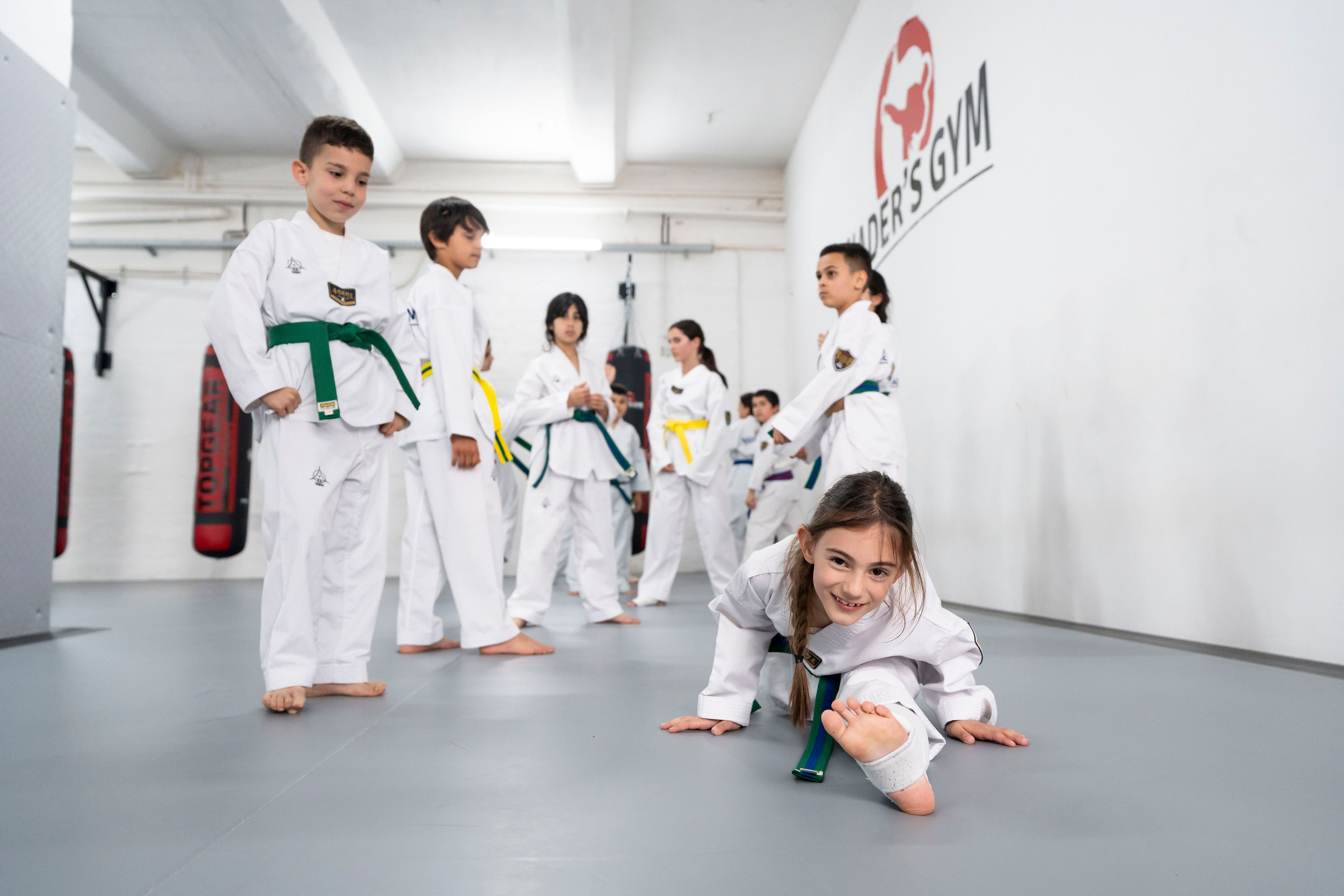 Kinder beim Aufbau von Selbstvertrauen im Kampfsporttraining bei Nader's Gym Hamburg