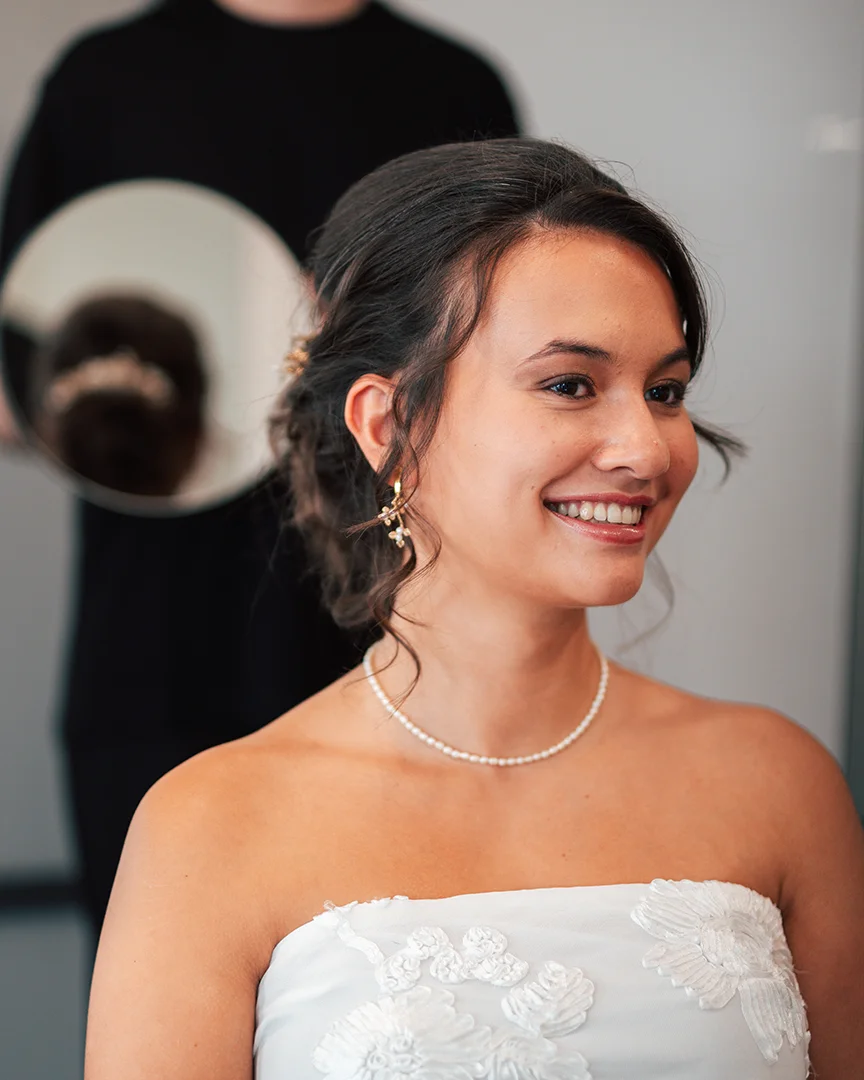 Een vrouw ziet haar bruidskapsel voor het eerst.