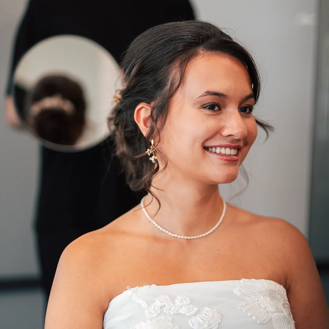 Vrouw krijgt haar bruidskapsel te zien.