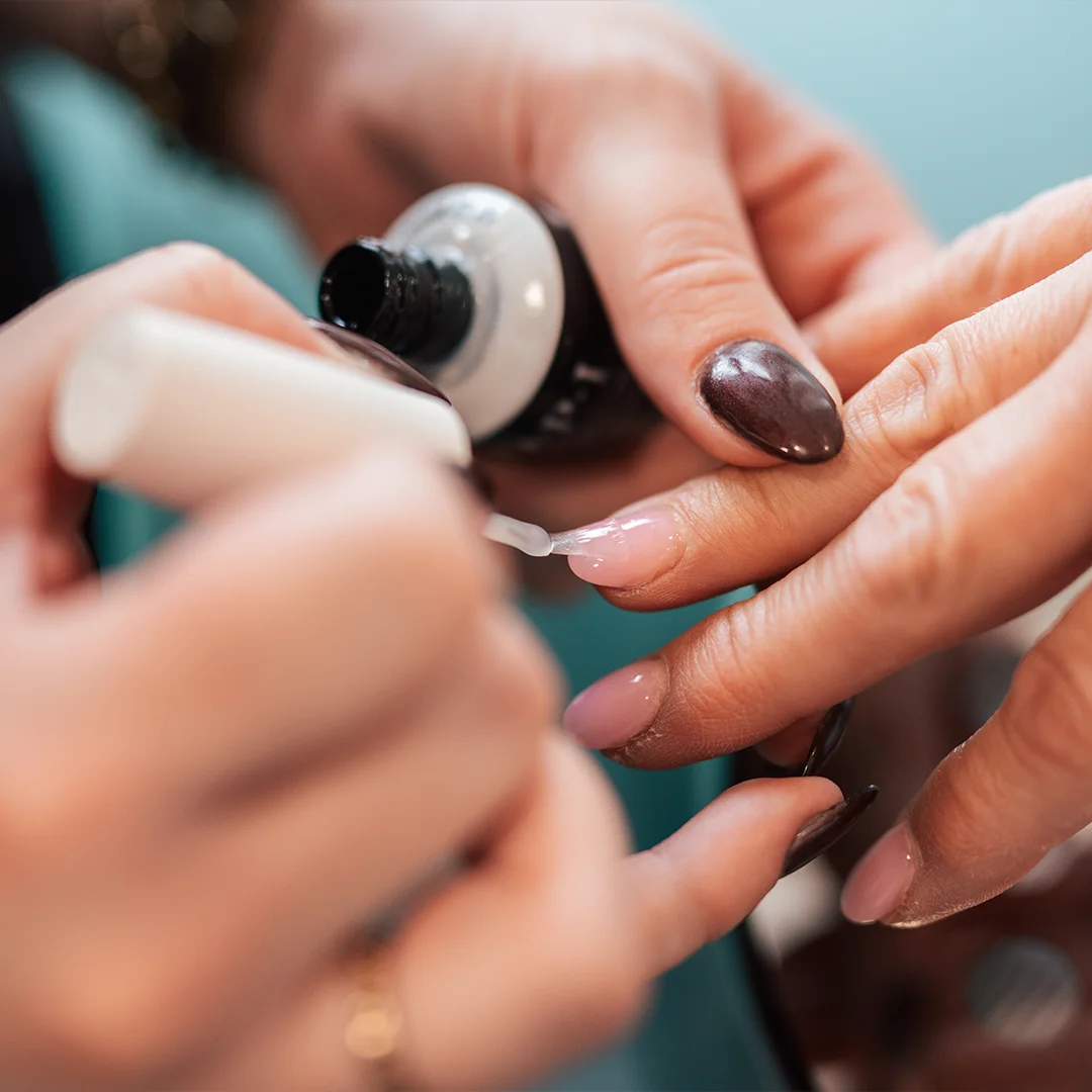 Nagels worden gelakt.