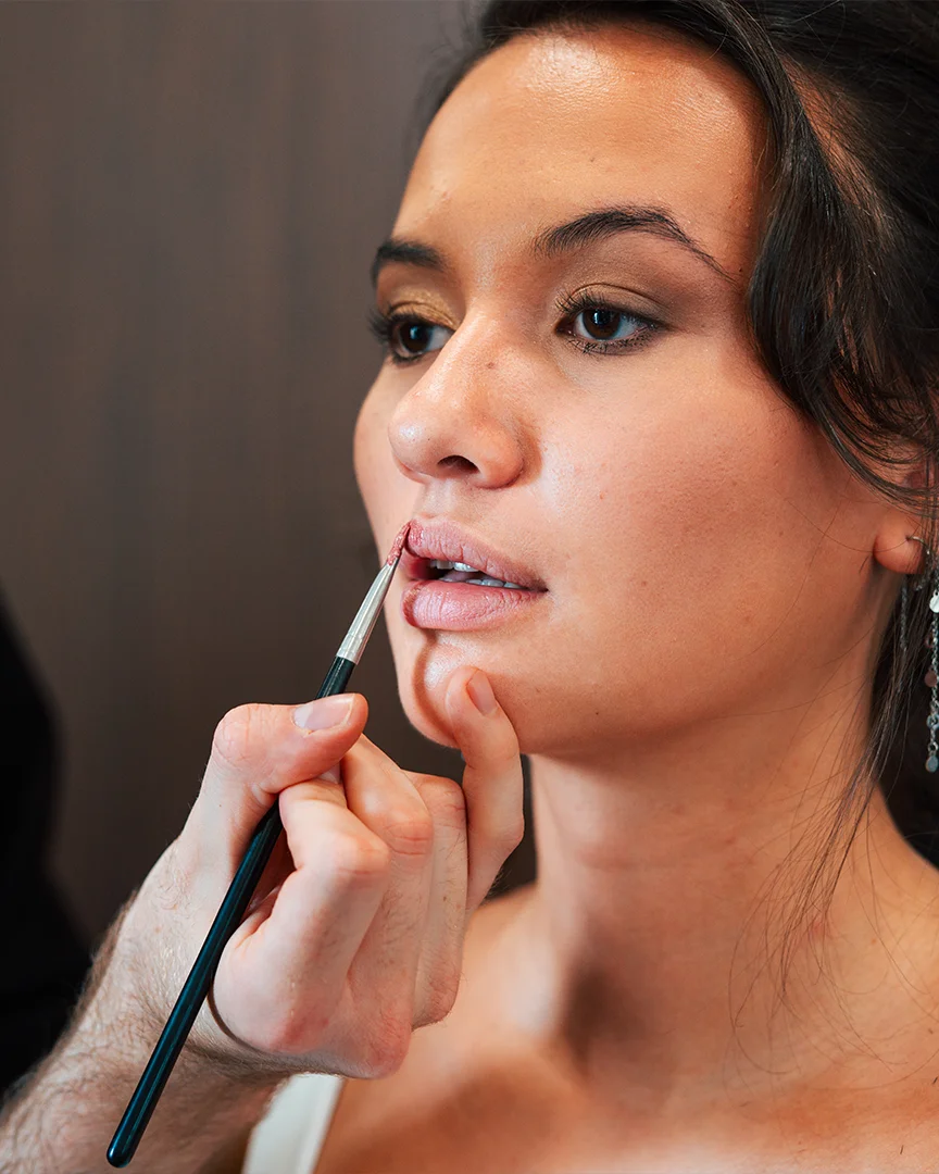 Een vrouw krijgt make-up op.