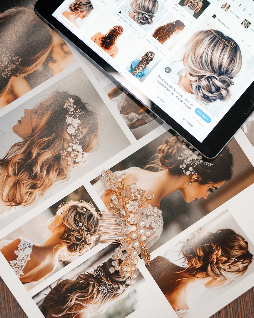 Bruiloft kapsel ideeën op een tablet en gedrukte foto's met haaraccessoire erin gelegd.