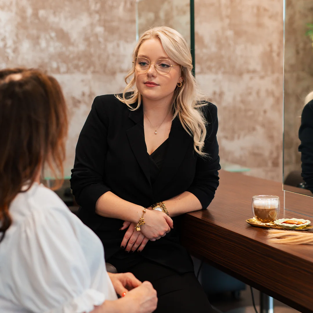 Twee vrouwen gaan in gesprek.