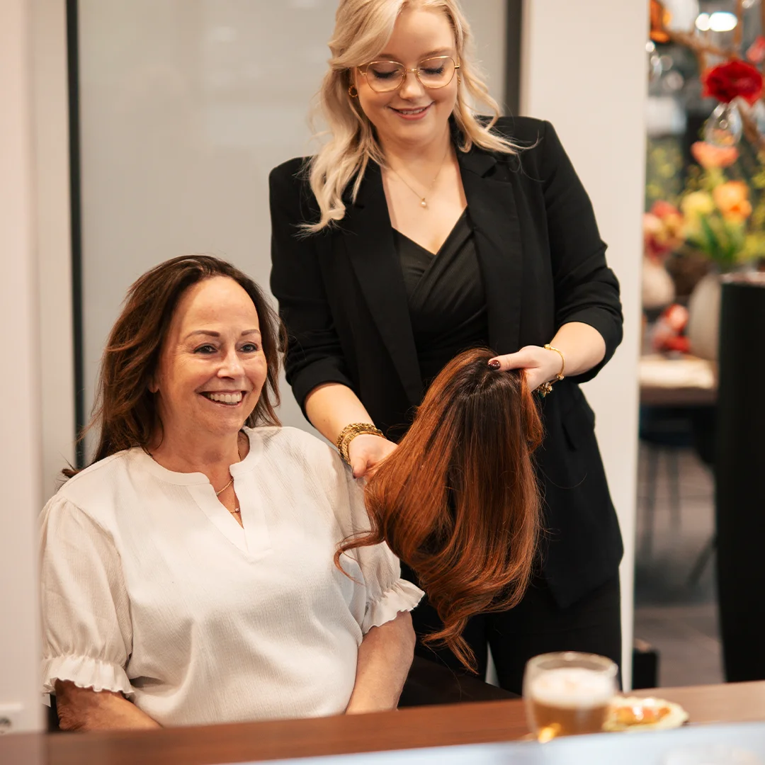 Vrouw ziet haar haarwerk voor het eerst.