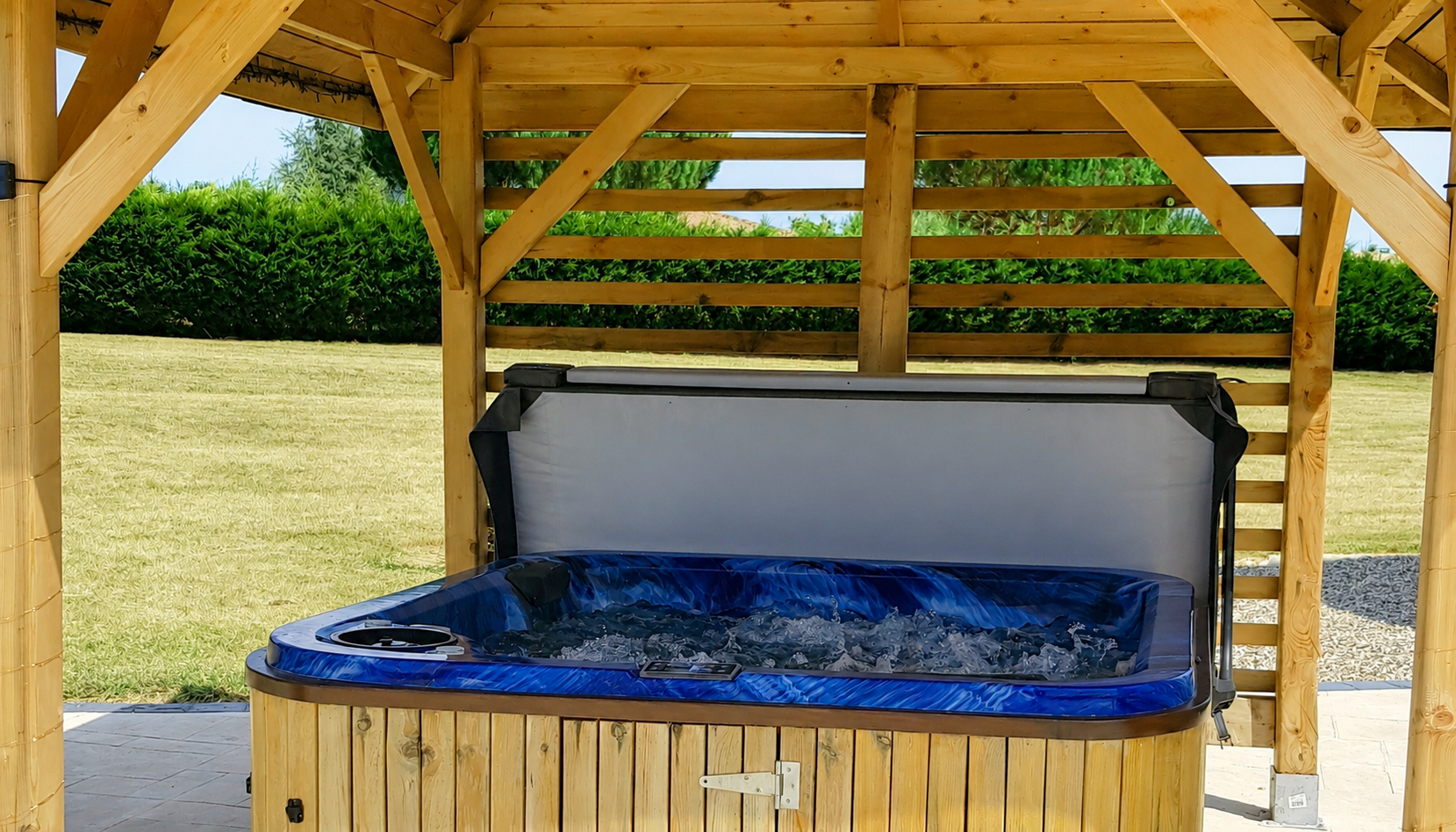 Private hot tub at Bonté Maison