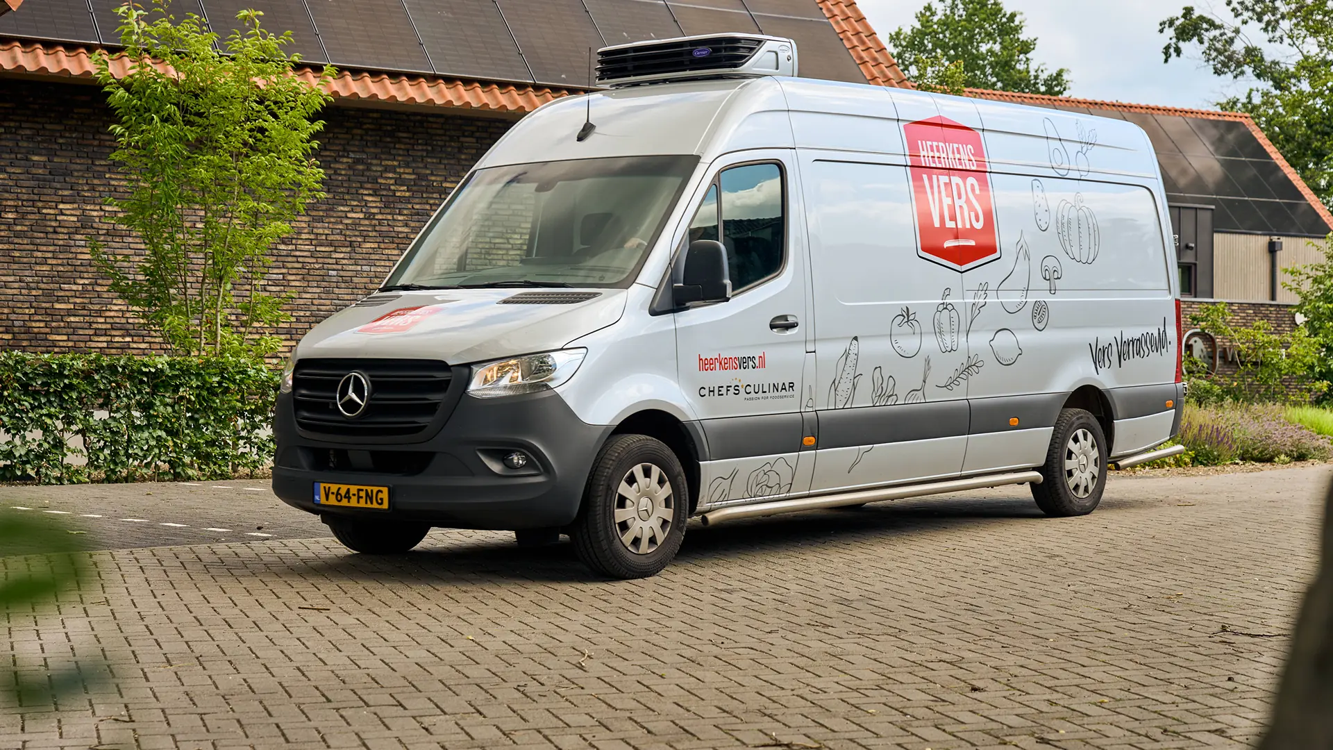 Gekoelde bestelwagen van Heerkens Vers op een bestrate oprit