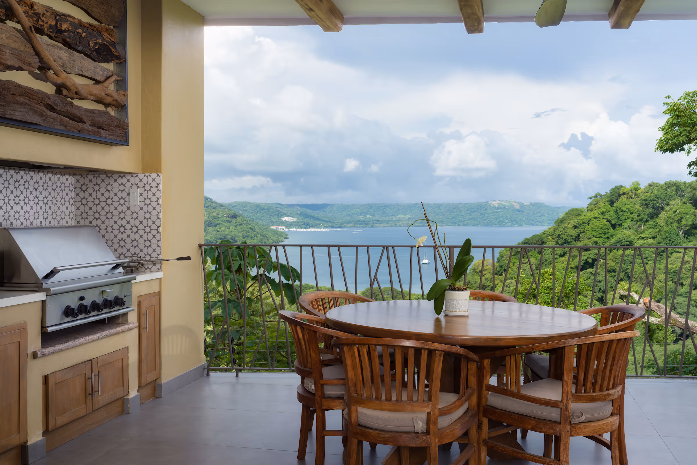 La Experiencia outdoor dining with bay view