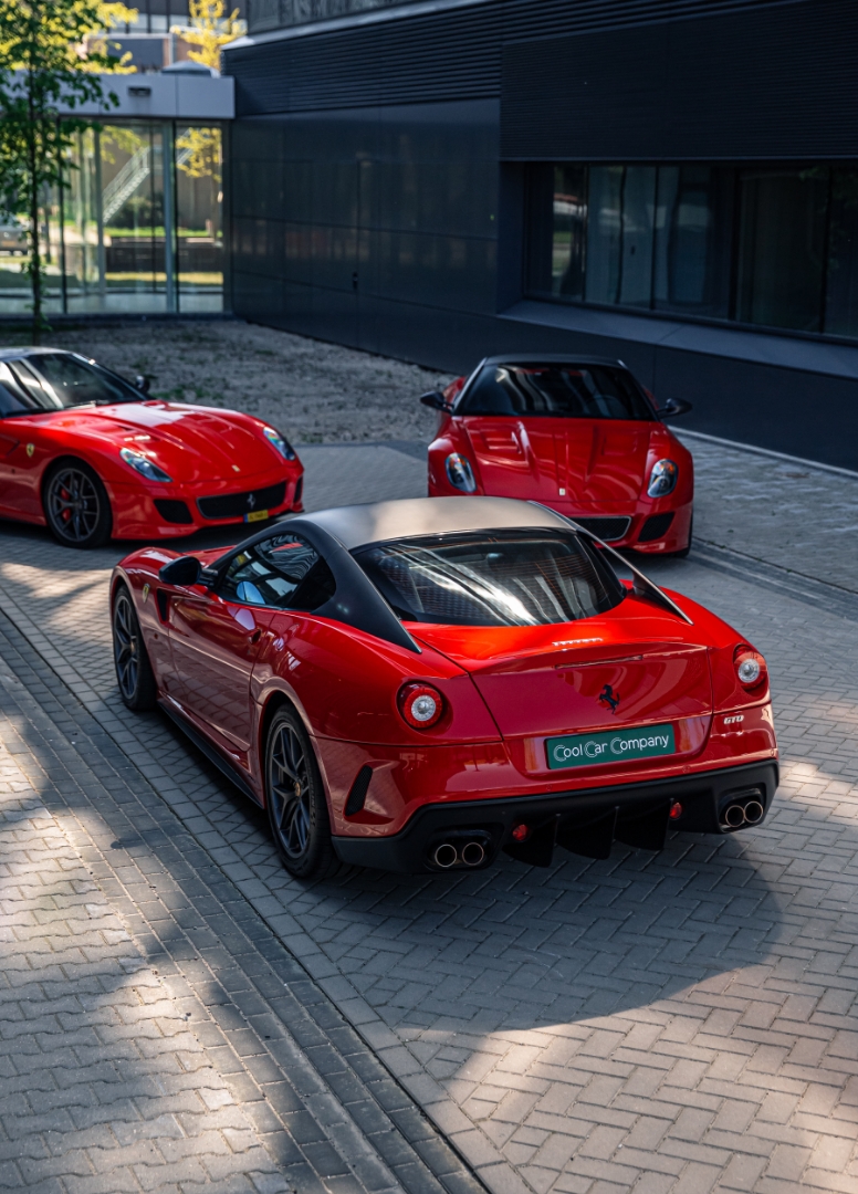 3 Ferrari 599 GTO's geparkeerd voor een fotoshoot.