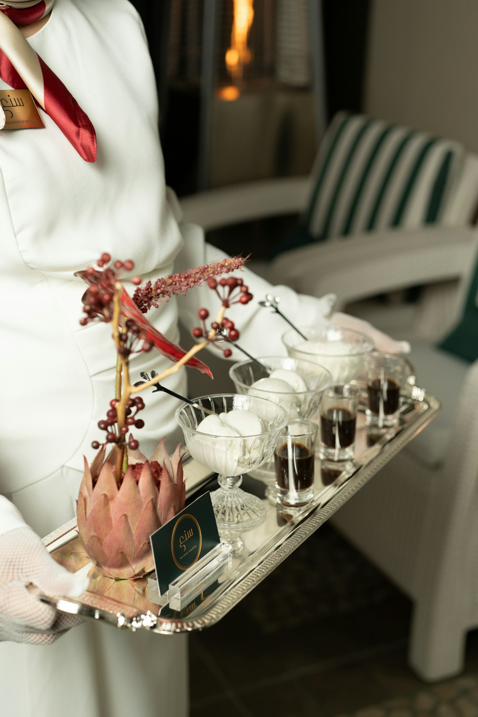 Serveur présentant un plateau de desserts et cafés