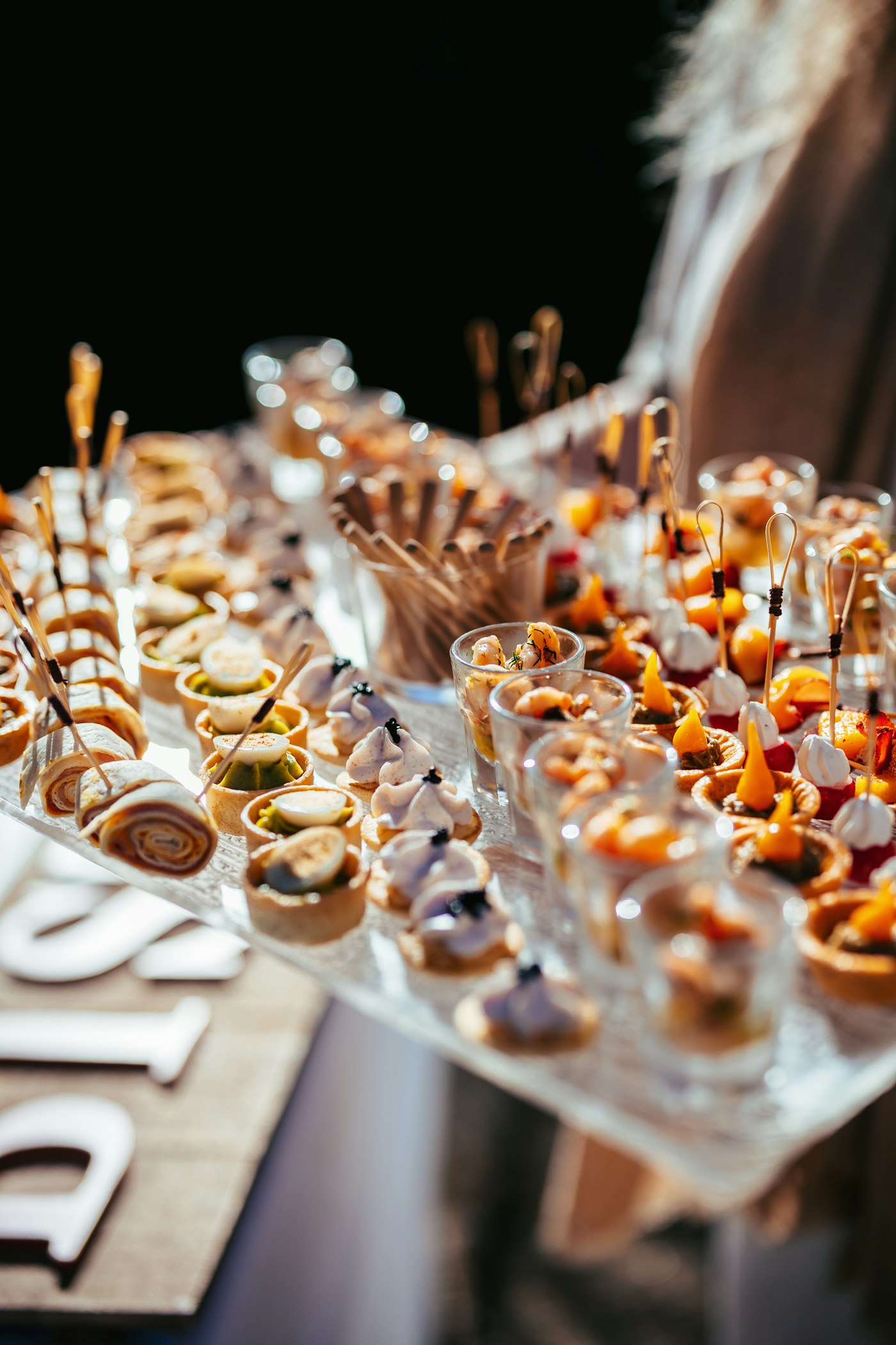 Table de réception garnie de plats et de cocktails