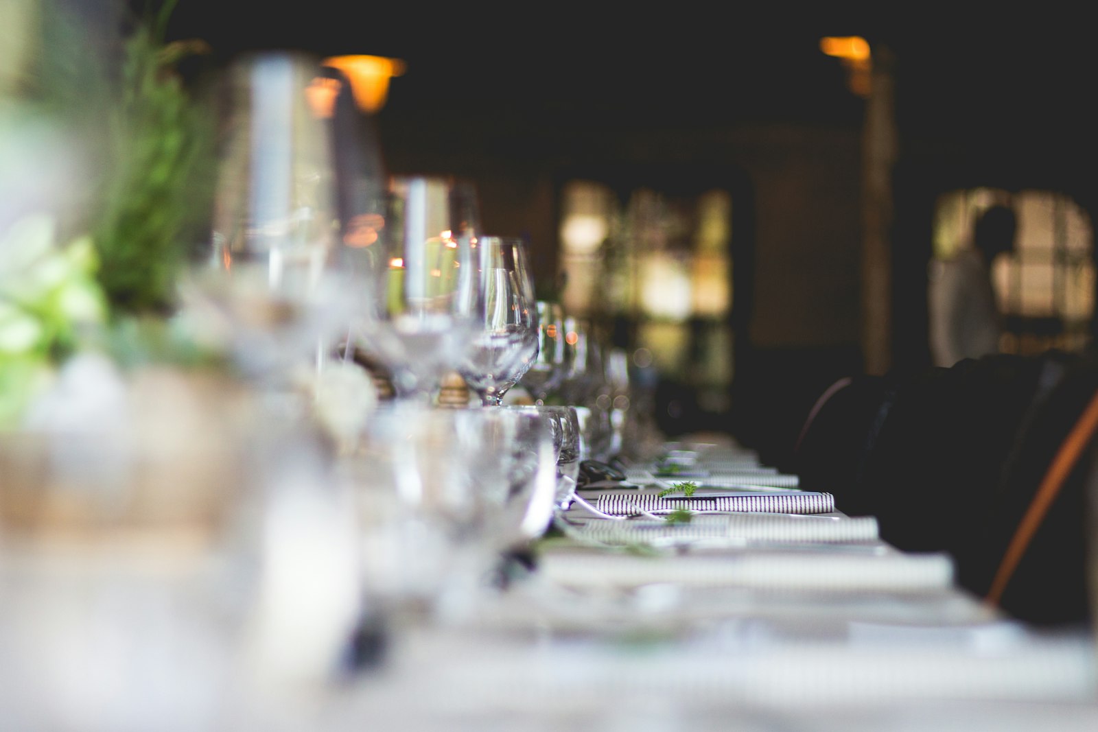 Verres alignés sur une table d'événement