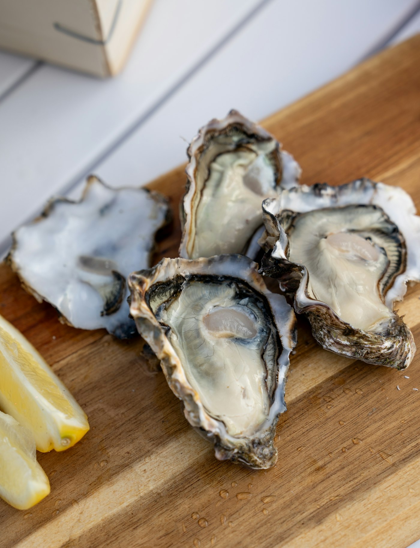 Huîtres et citrons sur une planche en bois