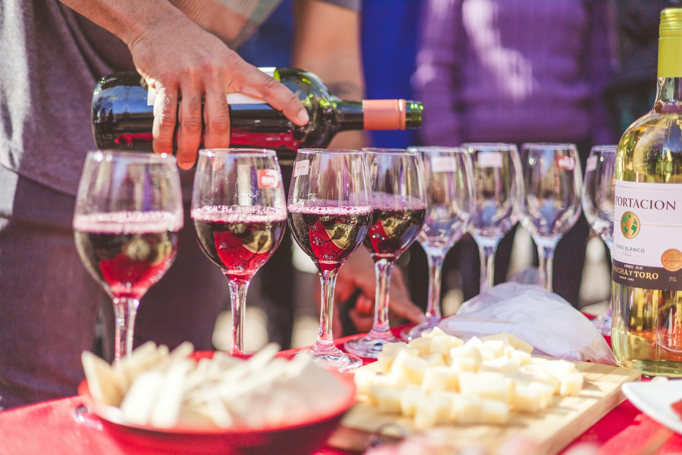 Service du vin sur une table de réception
