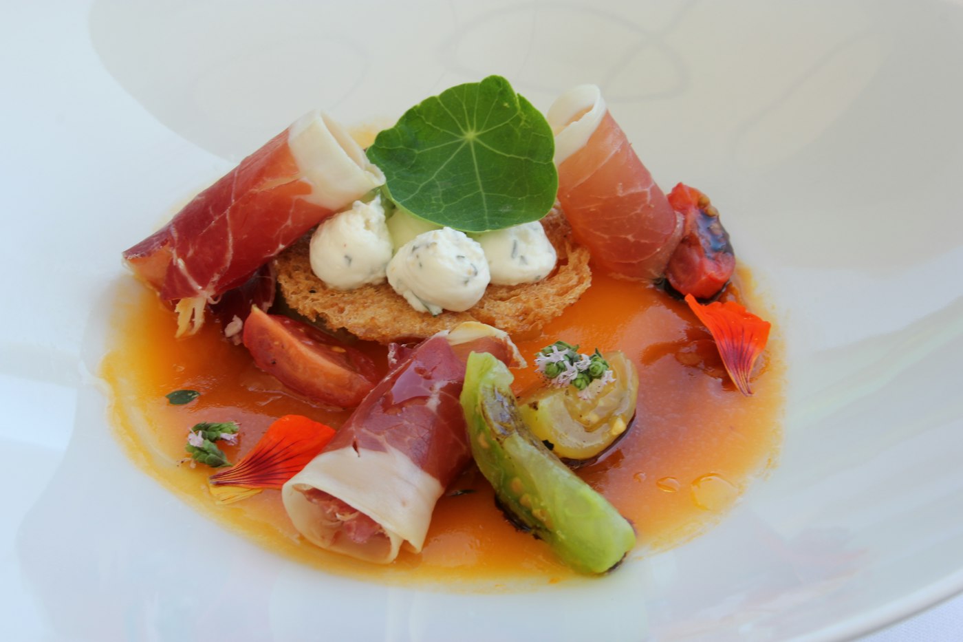 Bouchée gastronomique au jambon cru et fromage