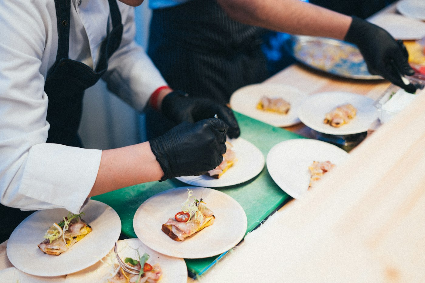 Serveur présentant une assiette