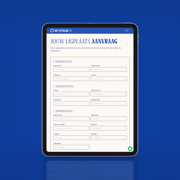 Tablet met een online formulier voor ligplaats aanvraag van De Uitkijk met secties voor basisgegevens, adresgegevens, en bootgegevens.