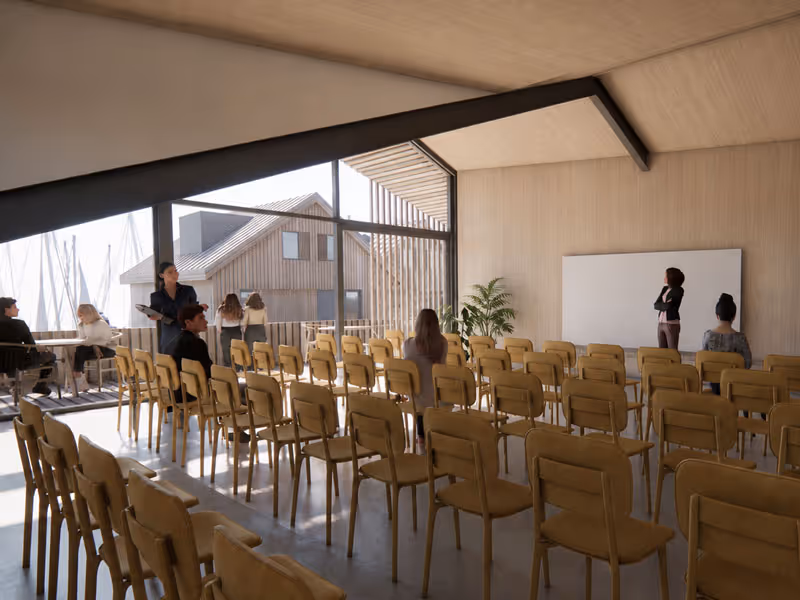 Moderne zaal met houten stoelen en grote ramen met uitzicht op buiten, enkele mensen zitten en staan binnen.