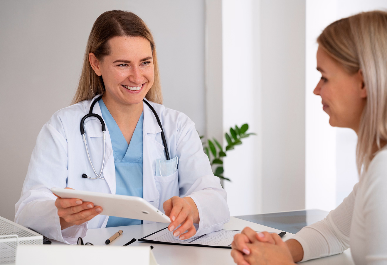 side-view-smiley-doctor-patient