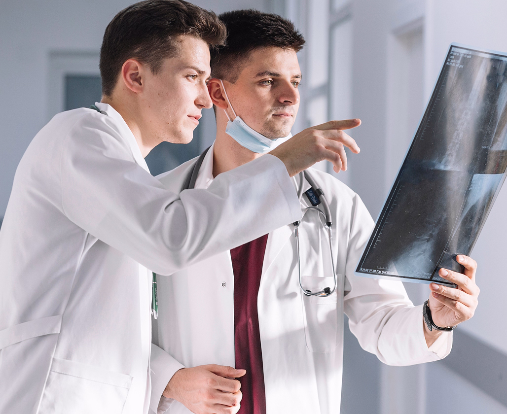 doctors-looking-x-ray-hallwayl