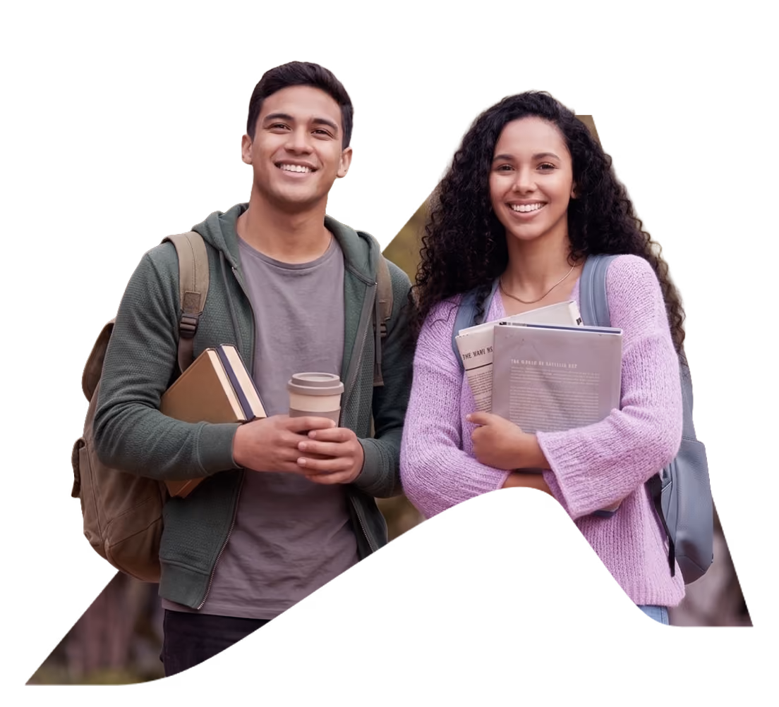 Dois estudantes sorrindo, um homem e uma mulher, ambos segurando livros, com mochilas, a mulher veste suéter lilás e o homem jaqueta verde e segura um copo de café.