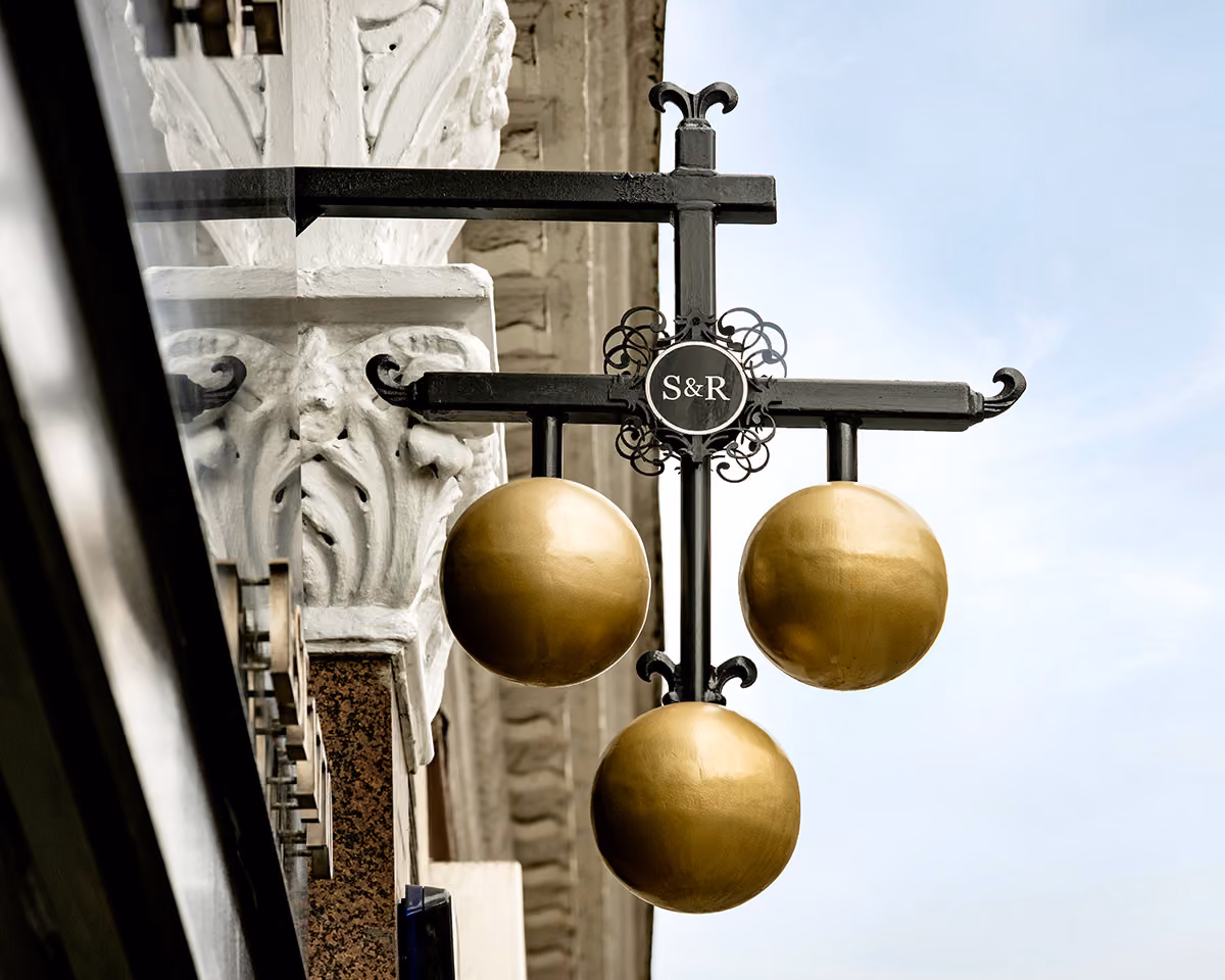 suttons and robertsons pawnbroking balls symbol