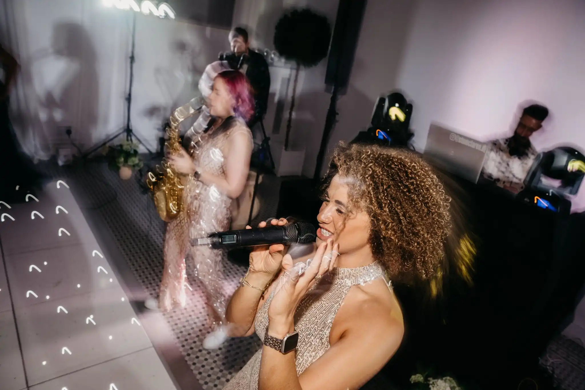cat from saxophonique and chesqua from franchesqua sings at a wedding singing and playing saxophone