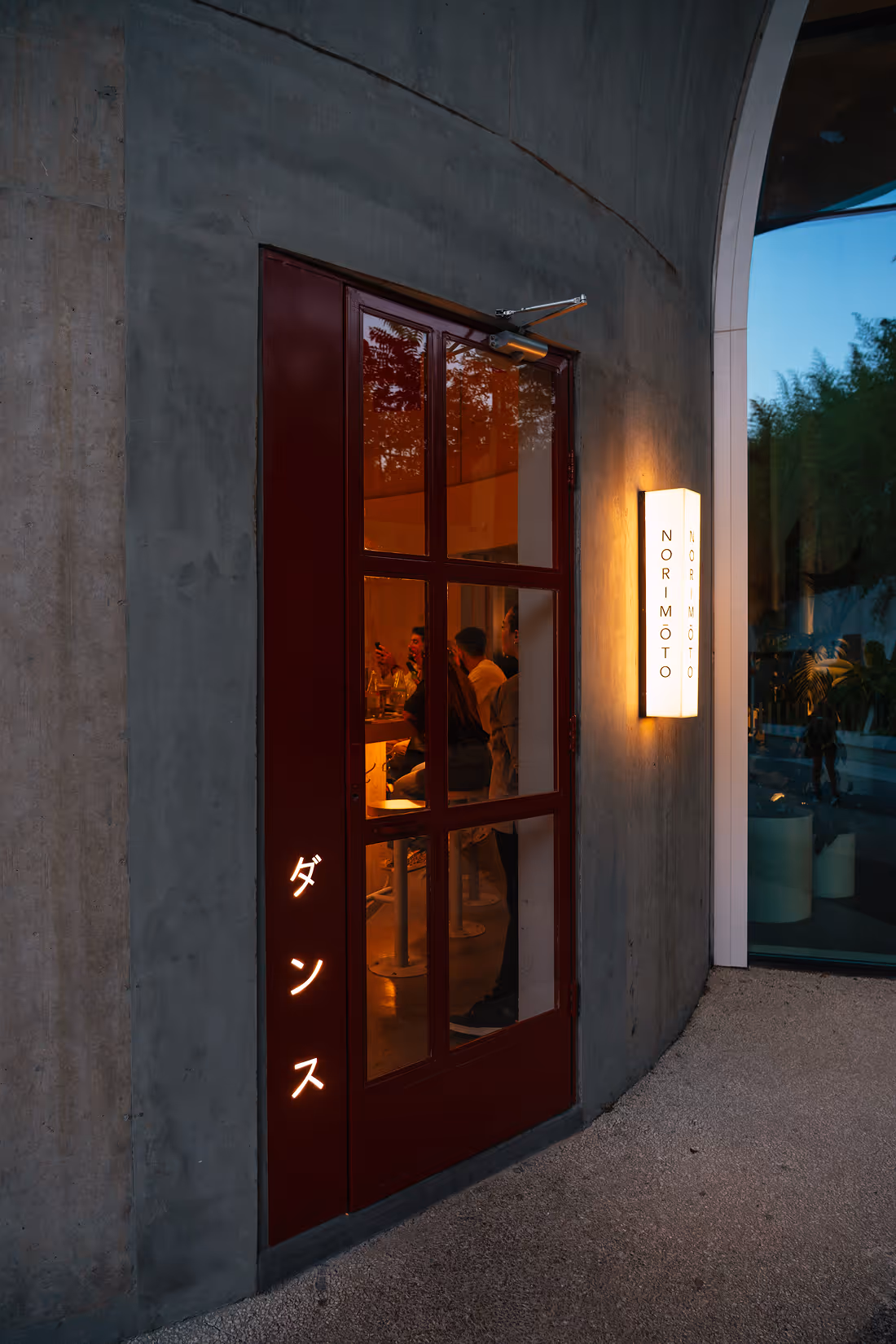Entrada de Norimōto OLA Palermo con estética japonesa moderna.
Fachada de Norimōto en OLA Palermo con diseño minimalista, iluminación cálida y estética inspirada en Japón.