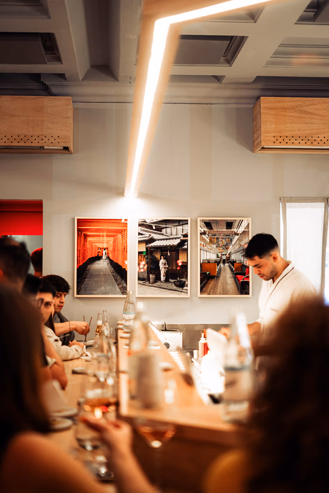 Barra de sushi Norimōto Recoleta con chef preparando handrolls.
Experiencia gastronómica en Norimōto Recoleta con barra japonesa y preparación en vivo de sushi y handrolls.