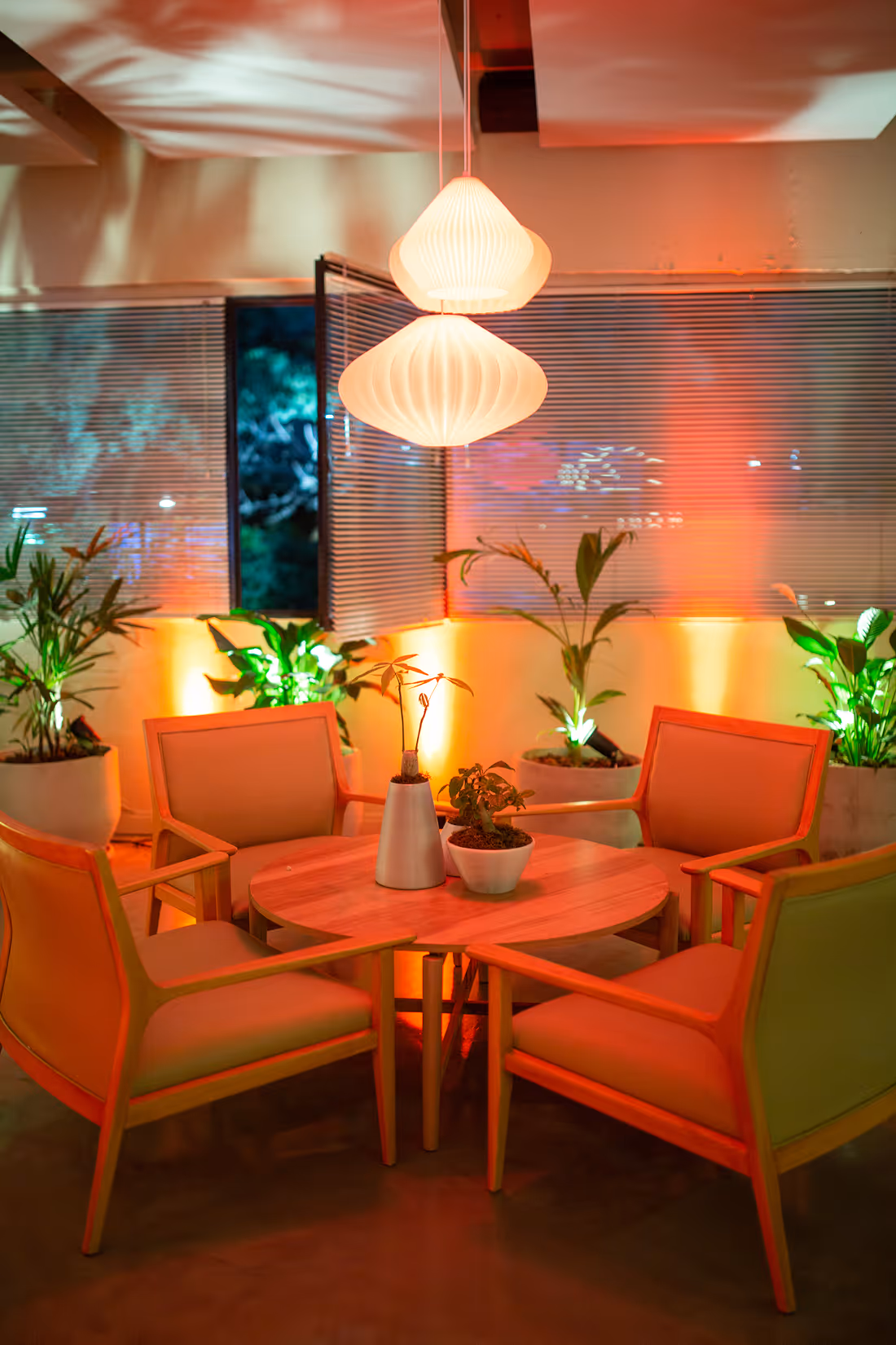 Sucursal Norimōto en Pacheco con espacios de diseño contemporáneo, iluminación cálida y ambiente relajado para disfrutar sushi de autor.