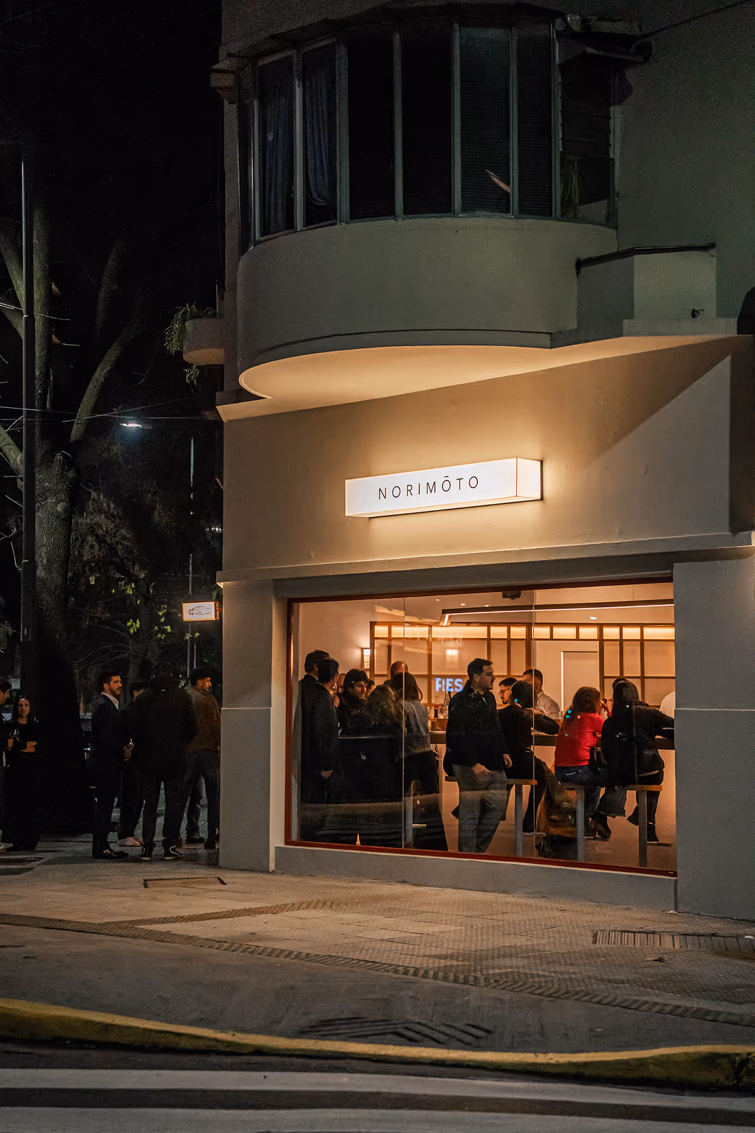 Sucursal Norimōto Amenábar de noche con fachada iluminada.
Restaurante Norimōto en Amenábar con diseño arquitectónico moderno y ambiente nocturno sofisticado.