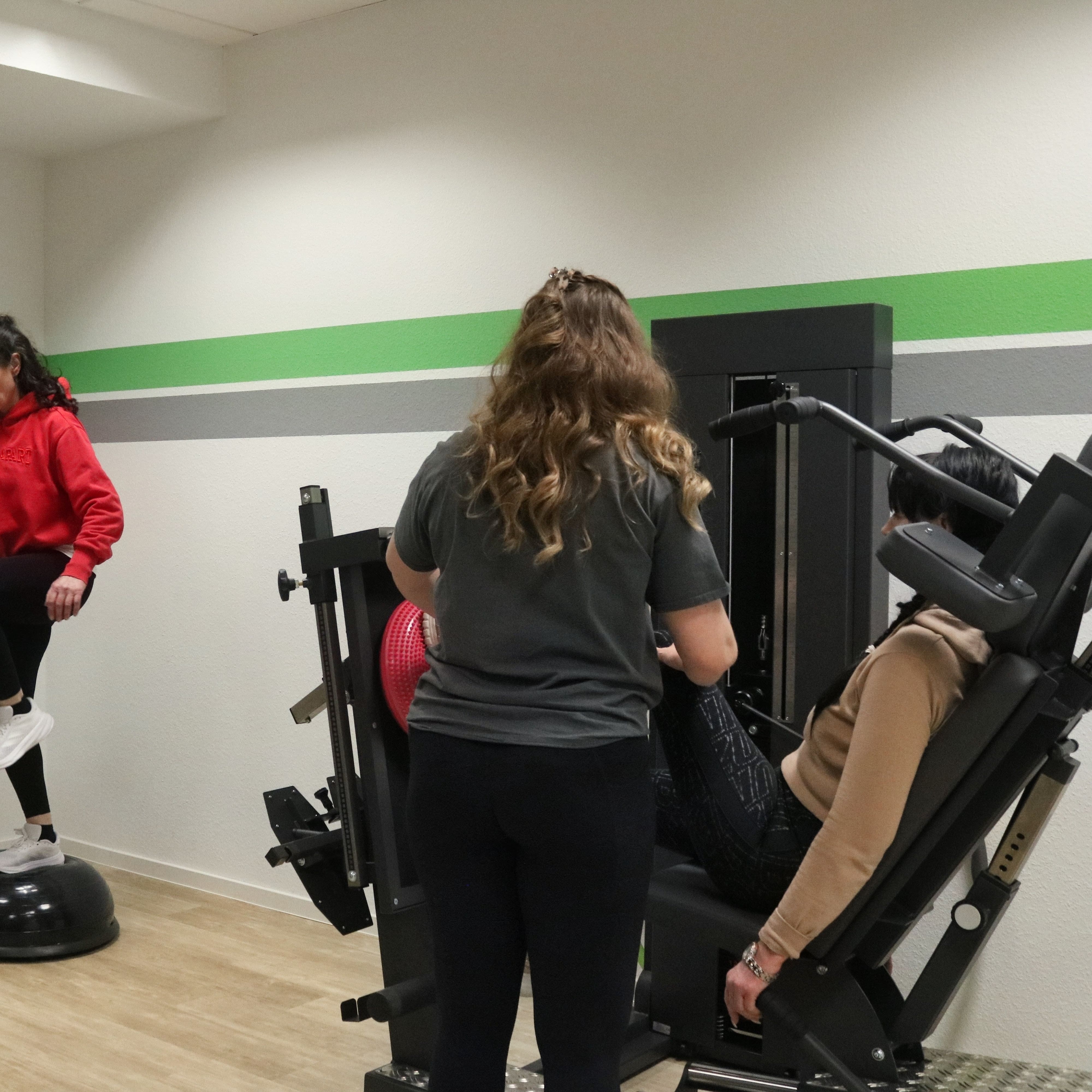 Krankengymnastik am Gerät und medizinisches Training bei Physio Lanz