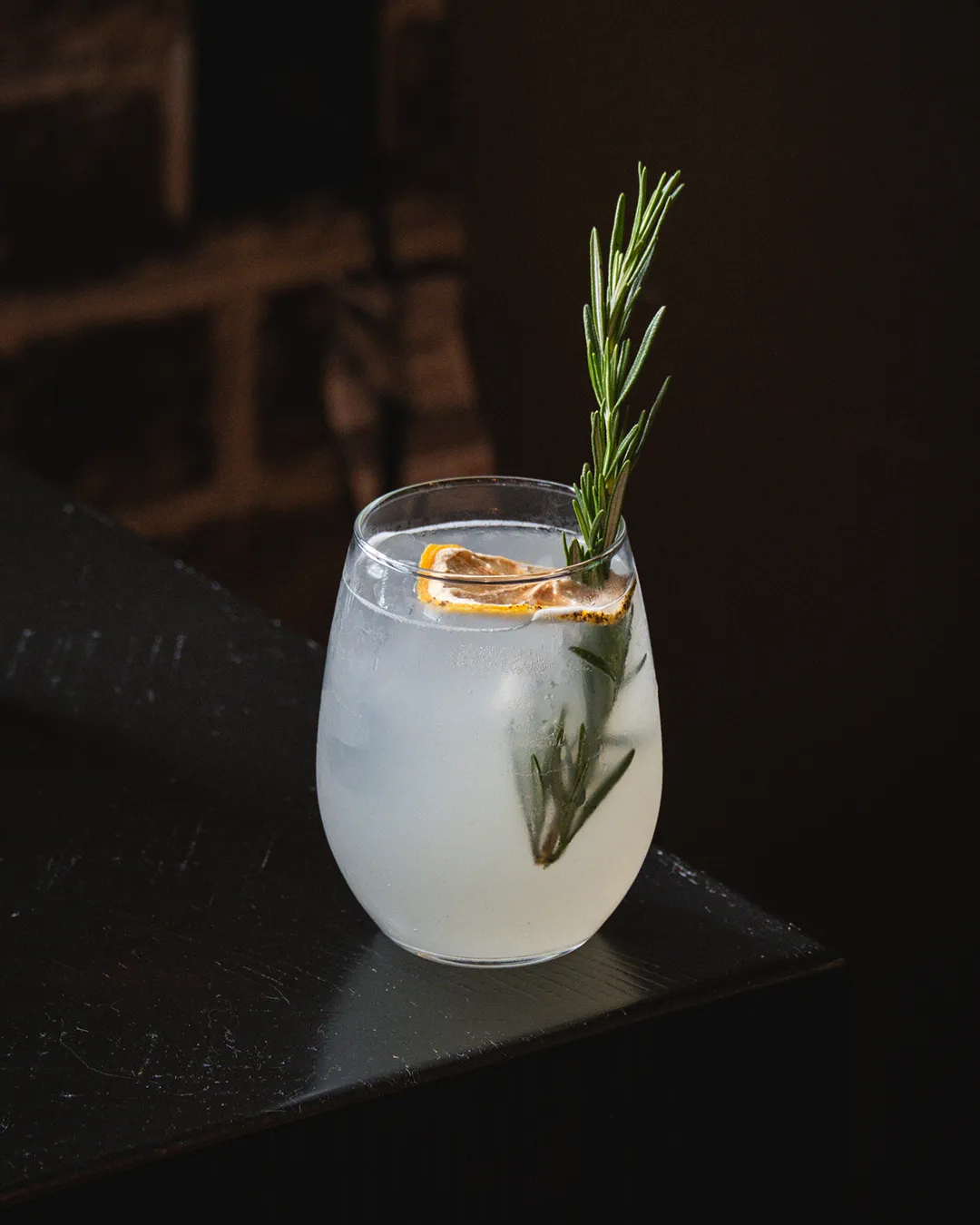 Crisp cucumber and bright citrus lifted by floral notes and a subtle black pepper finish.