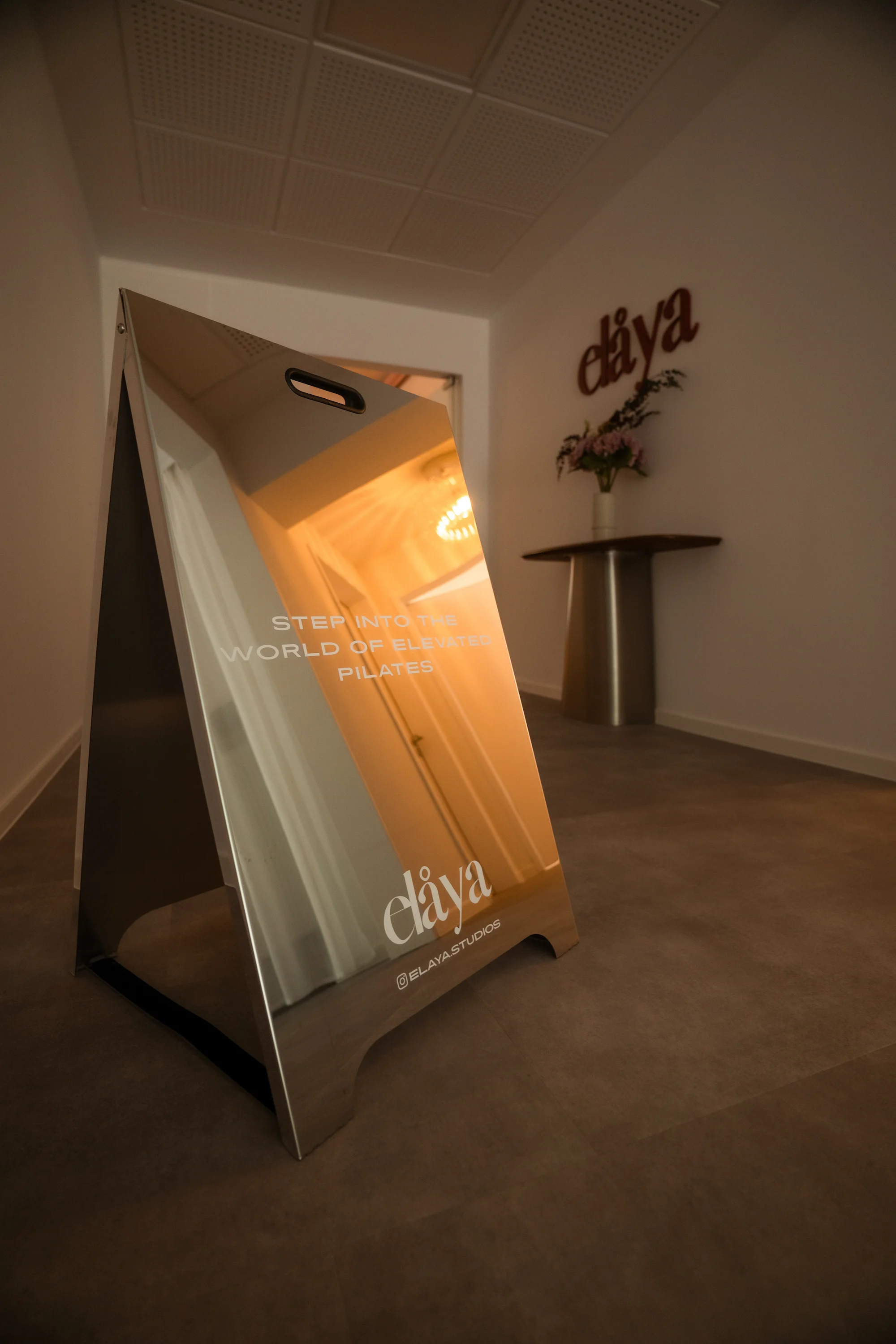 Aufsteller im Eingangsbereich von elåya Reformer Pilates Studio Deggendorf