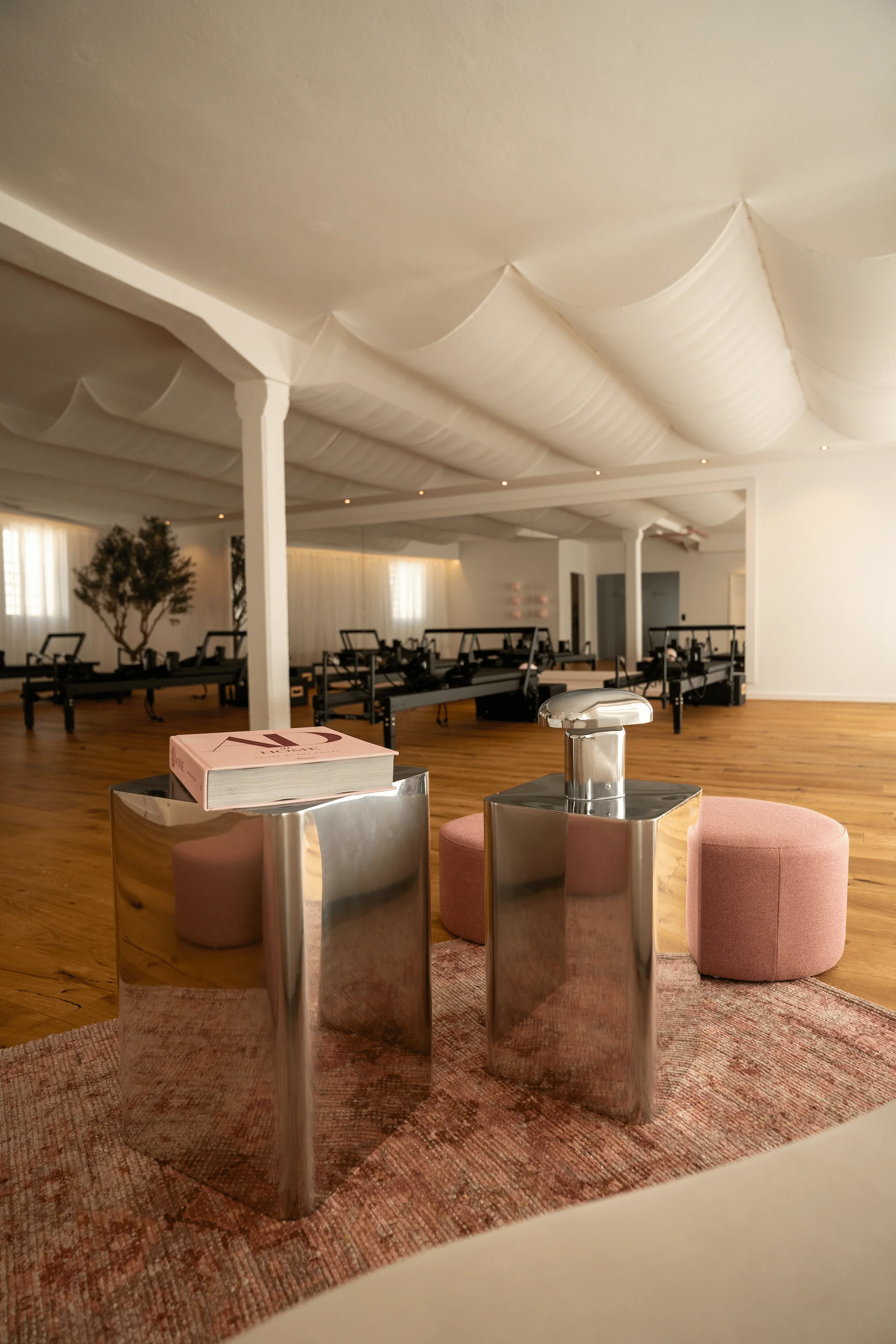 Lounge-Bereich im elåya Studio Deggendorf mit Blick auf die Reformer