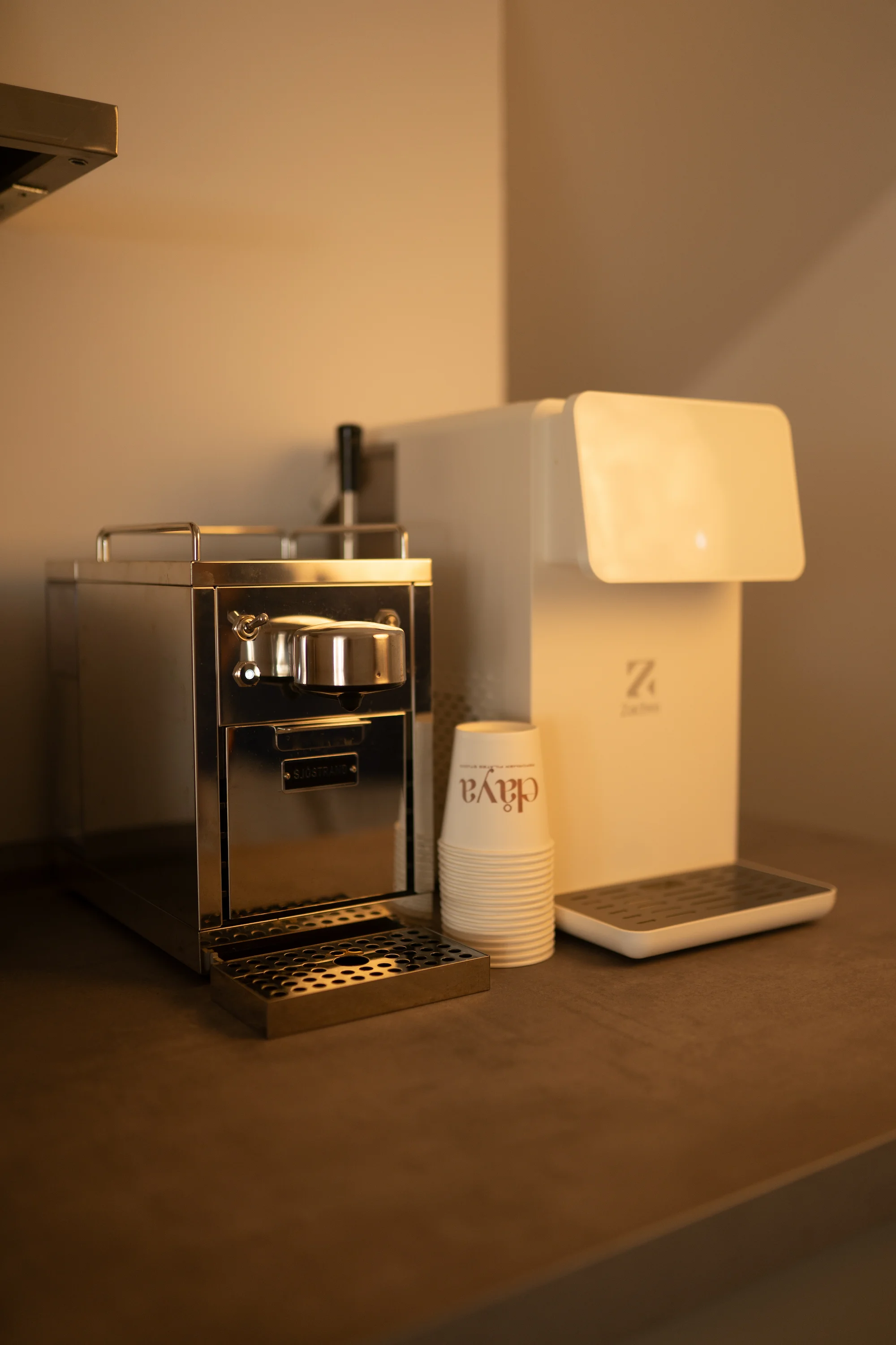 Sjöstrand Kaffeemaschine und Wasserstation im elåya Studio Deggendorf