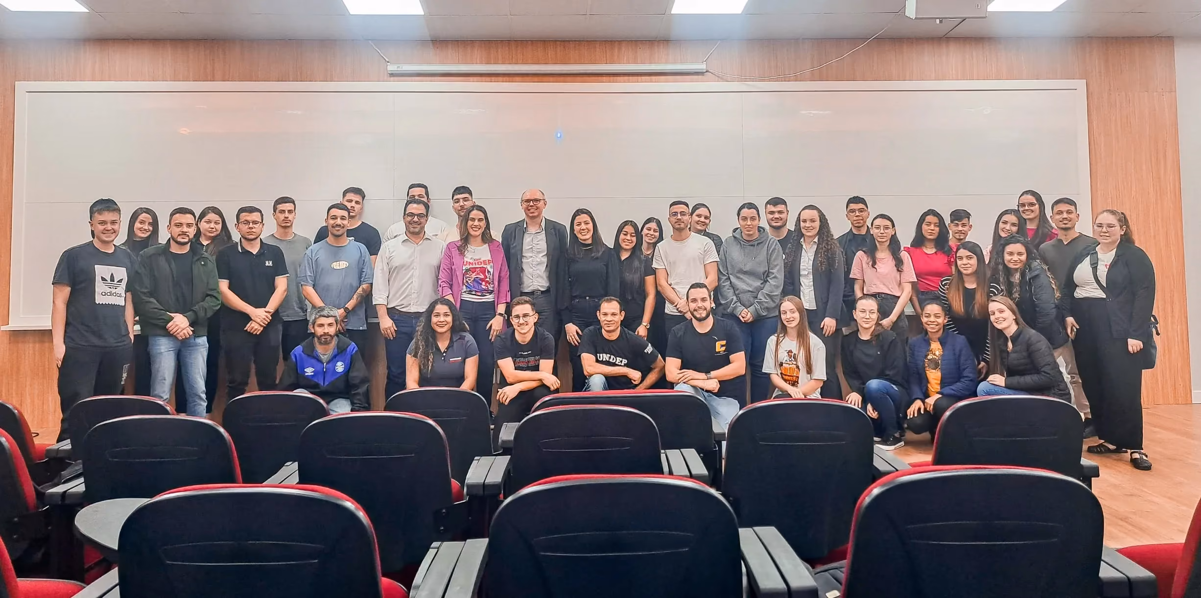 Alunos de Ciências Contábeis participam de atividade com auditor interno do Sicredi
