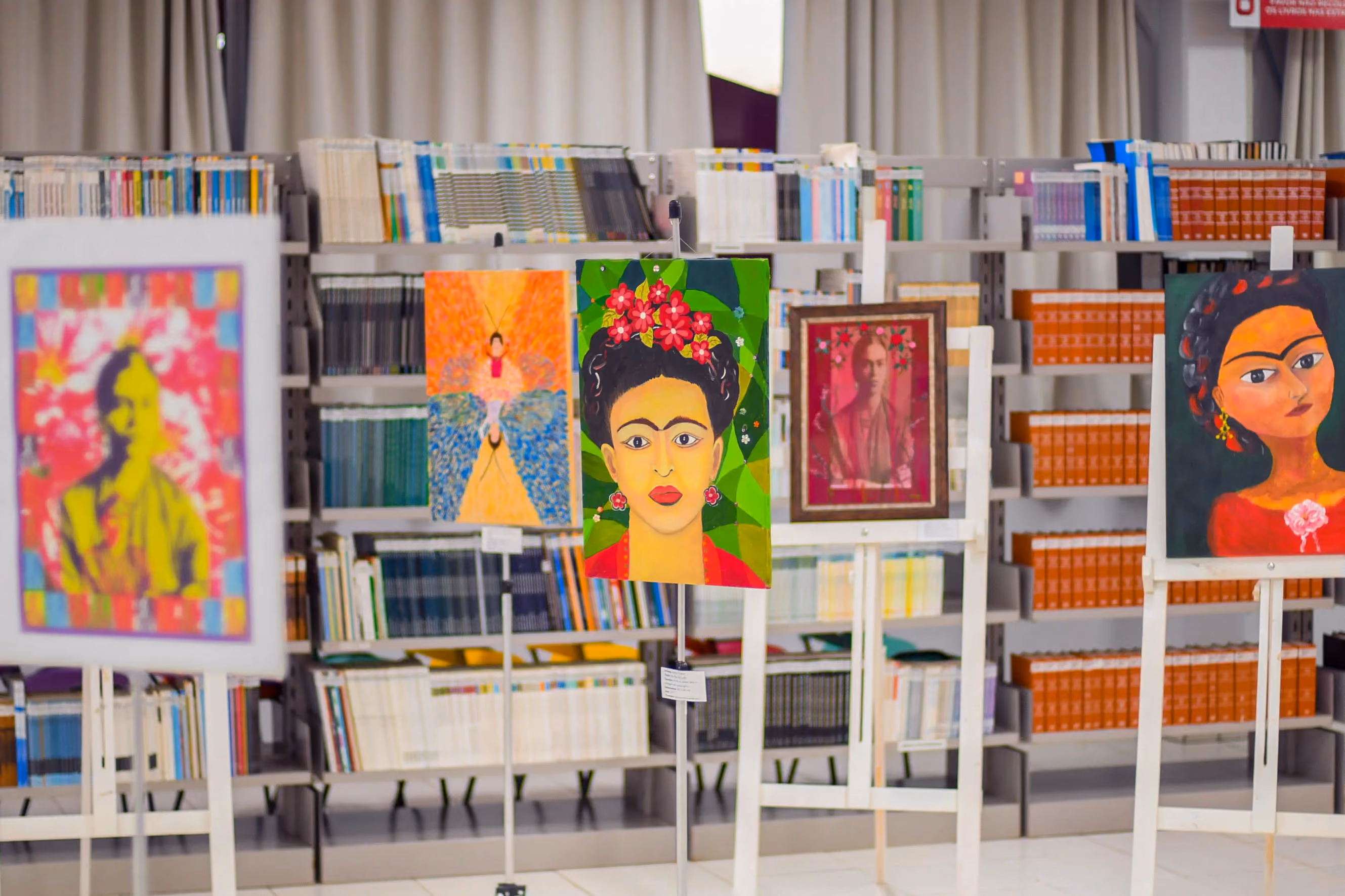 Biblioteca da Afya Pato Branco recebe a exposição sobre Frida Kahlo