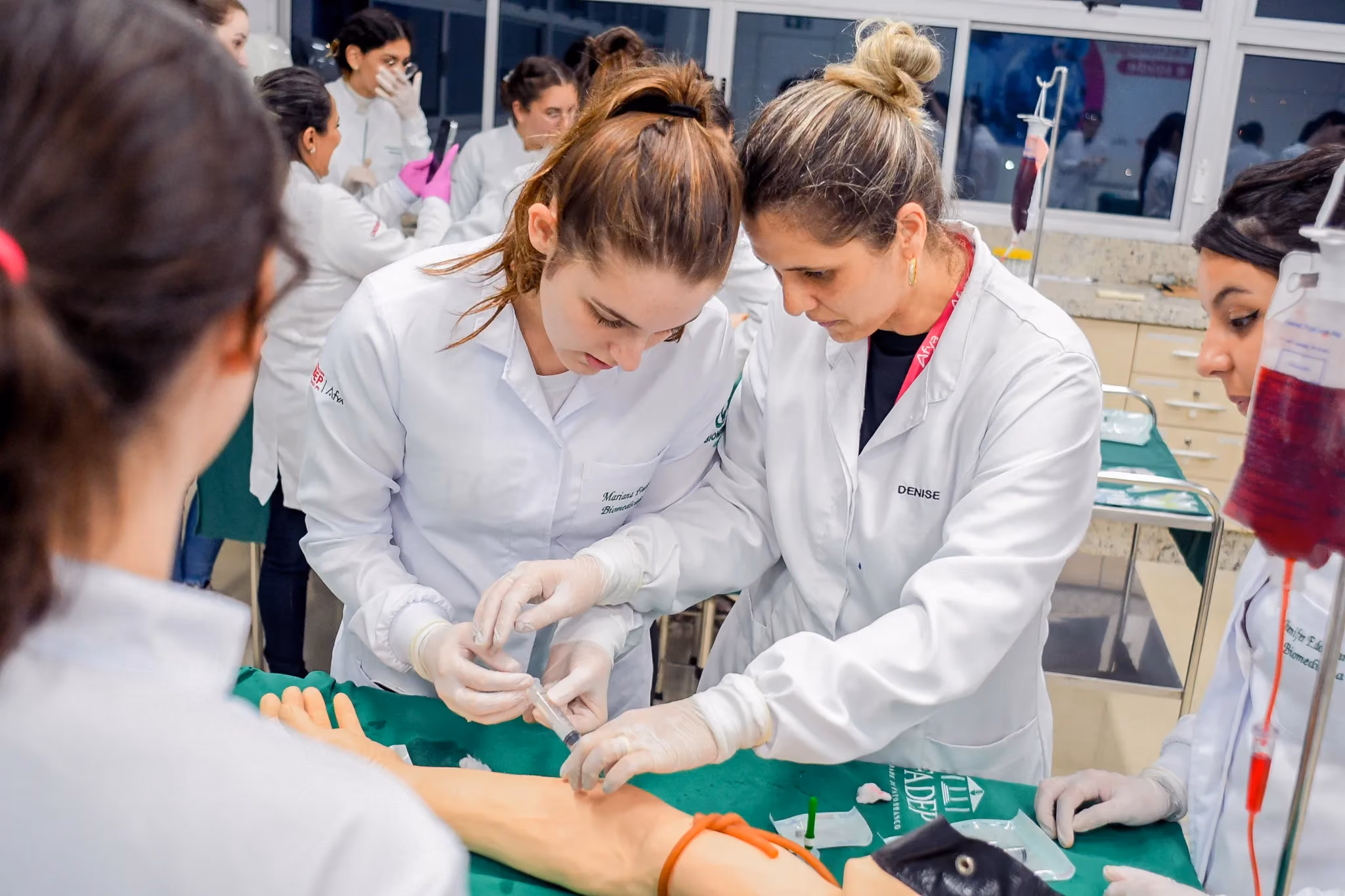 Biomedicina integra teoria e prática na área de análises clínicas
