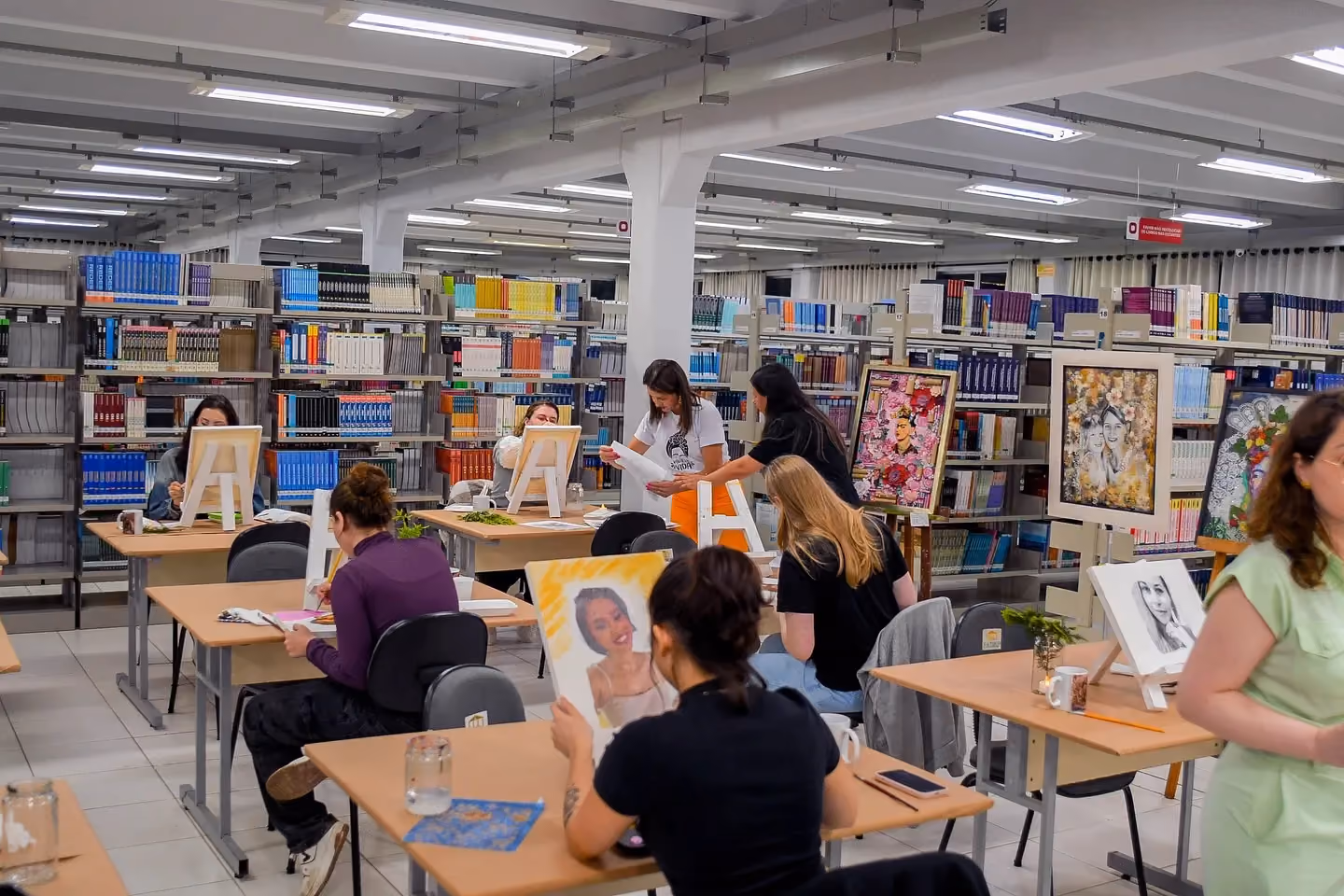 Da leitura à criação: Biblioteca vira ateliê de arte com oficina de pintura em tela