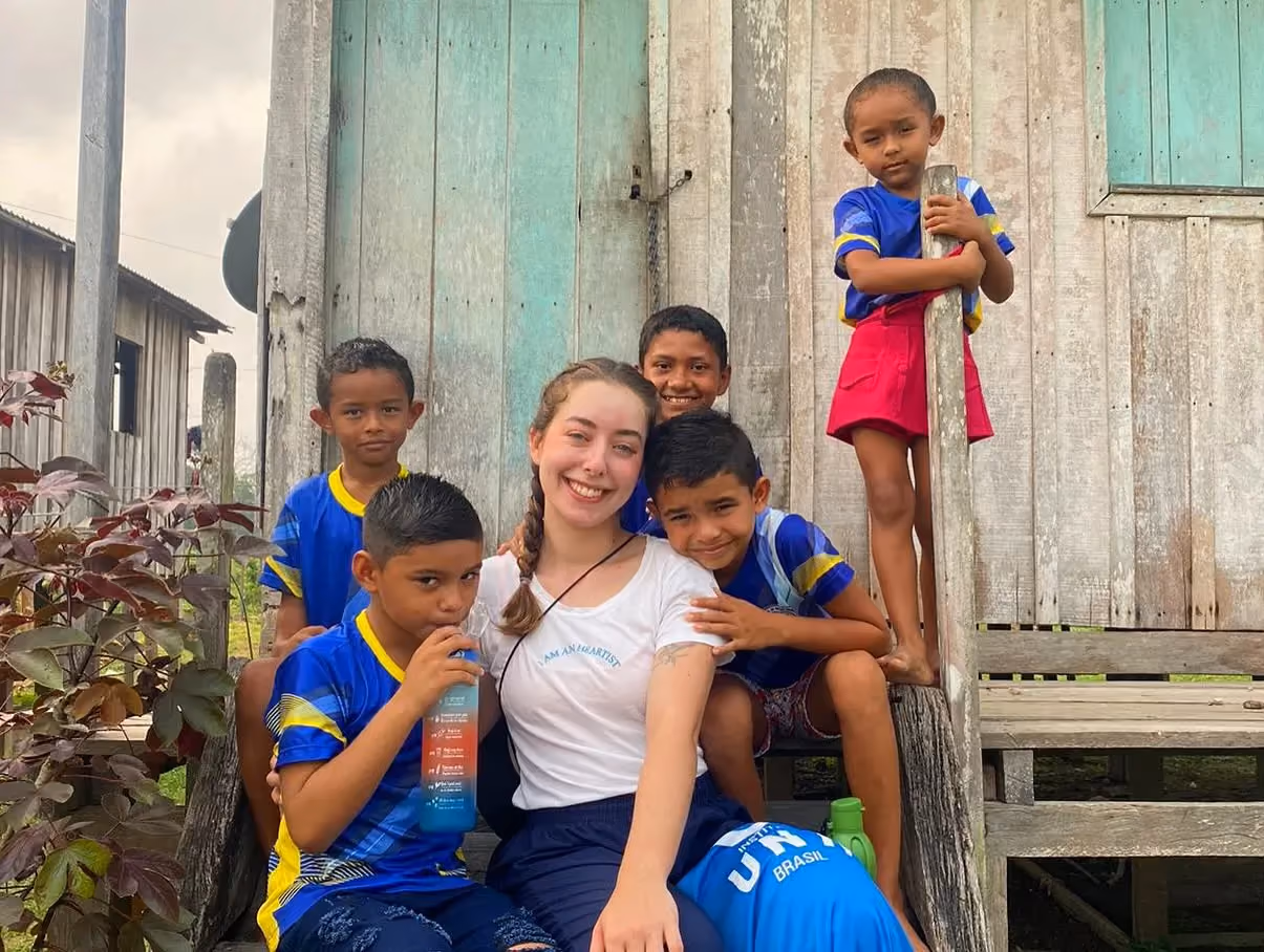 Egressa do curso de Estética e Cosmética realiza trabalho voluntário na Amazônia