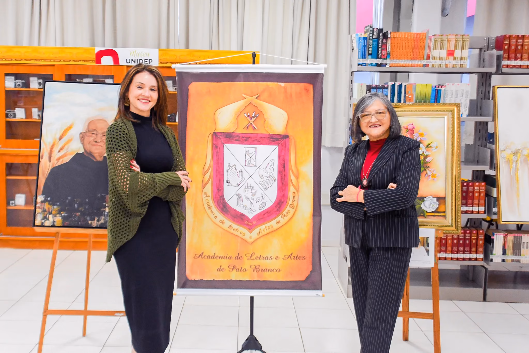Mostra na Biblioteca recebe exposição da Academia de Letras e Artes de Pato Branco no EstuDays 2025