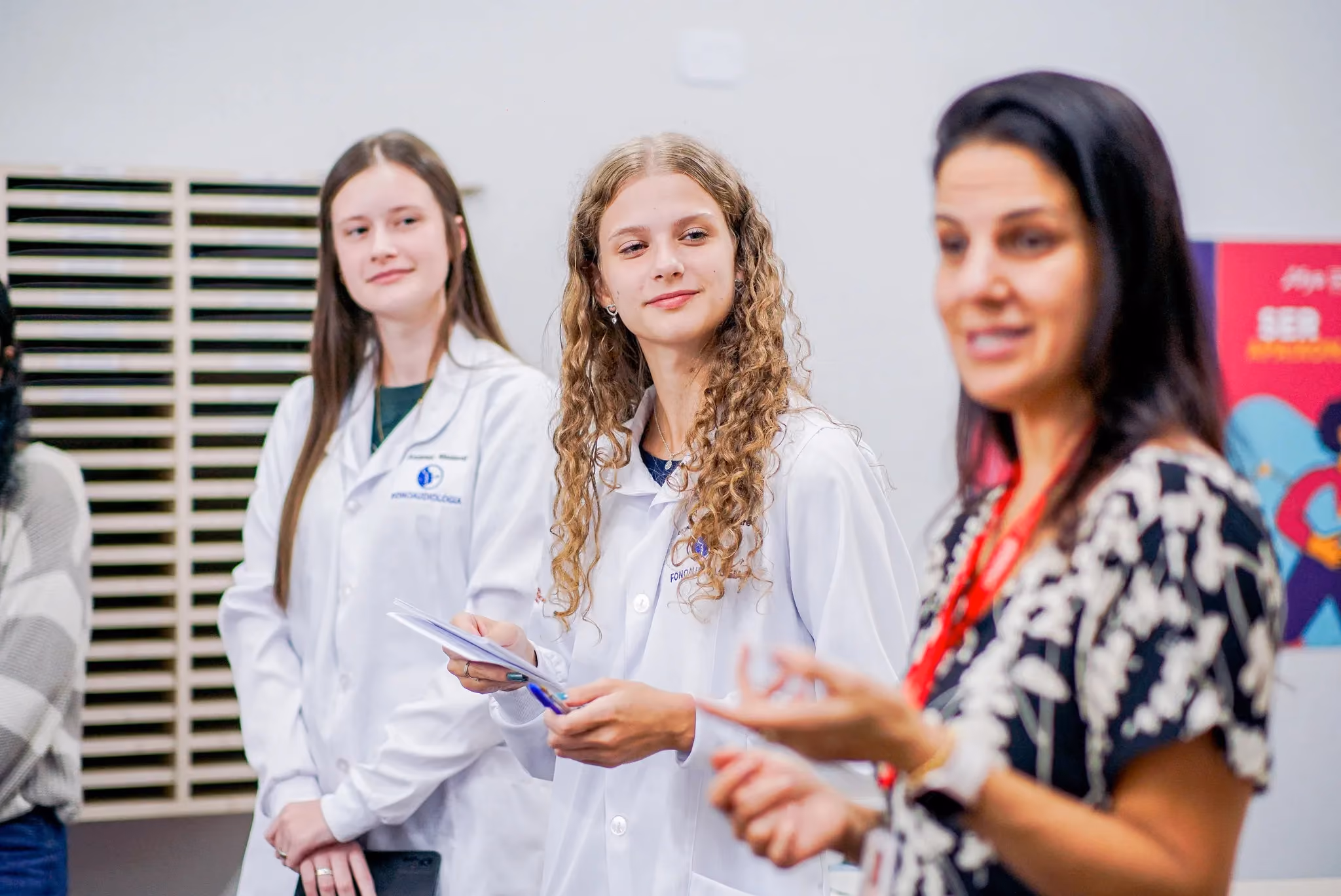Acadêmicos de Fonoaudiologia realizam ação de saúde vocal para professores da Afya Pato Branco