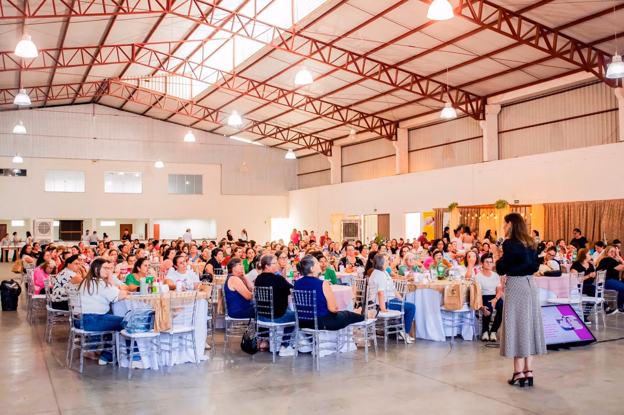 Professora da Afya Pato Branco palestra em encontro voltado às mulheres do campo em Bom Sucesso do Sul
