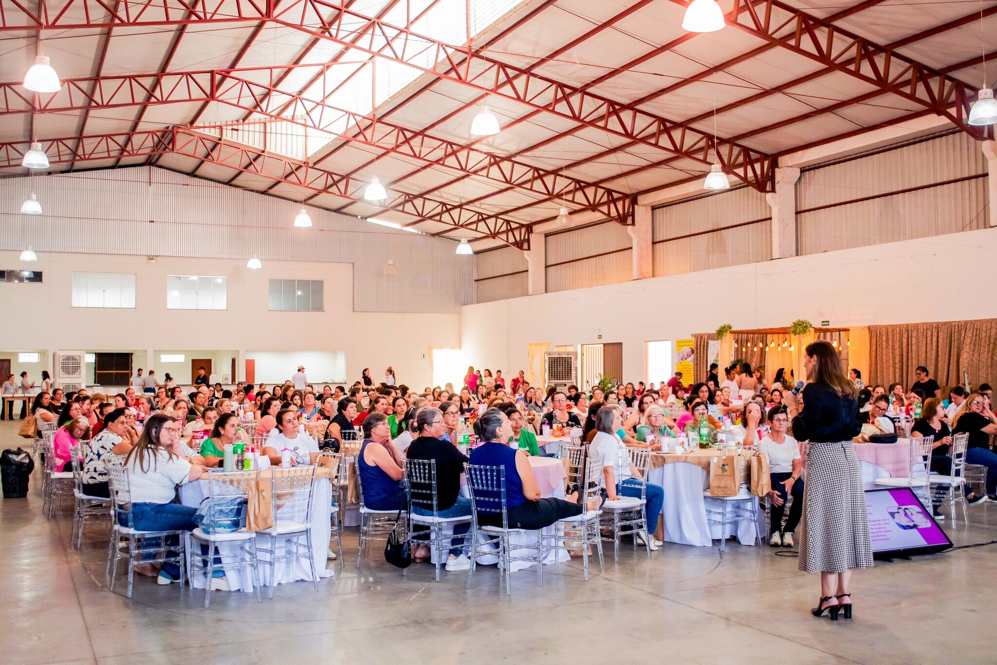 Professora da Afya Pato Branco palestra em encontro voltado às mulheres do campo em Bom Sucesso do Sul