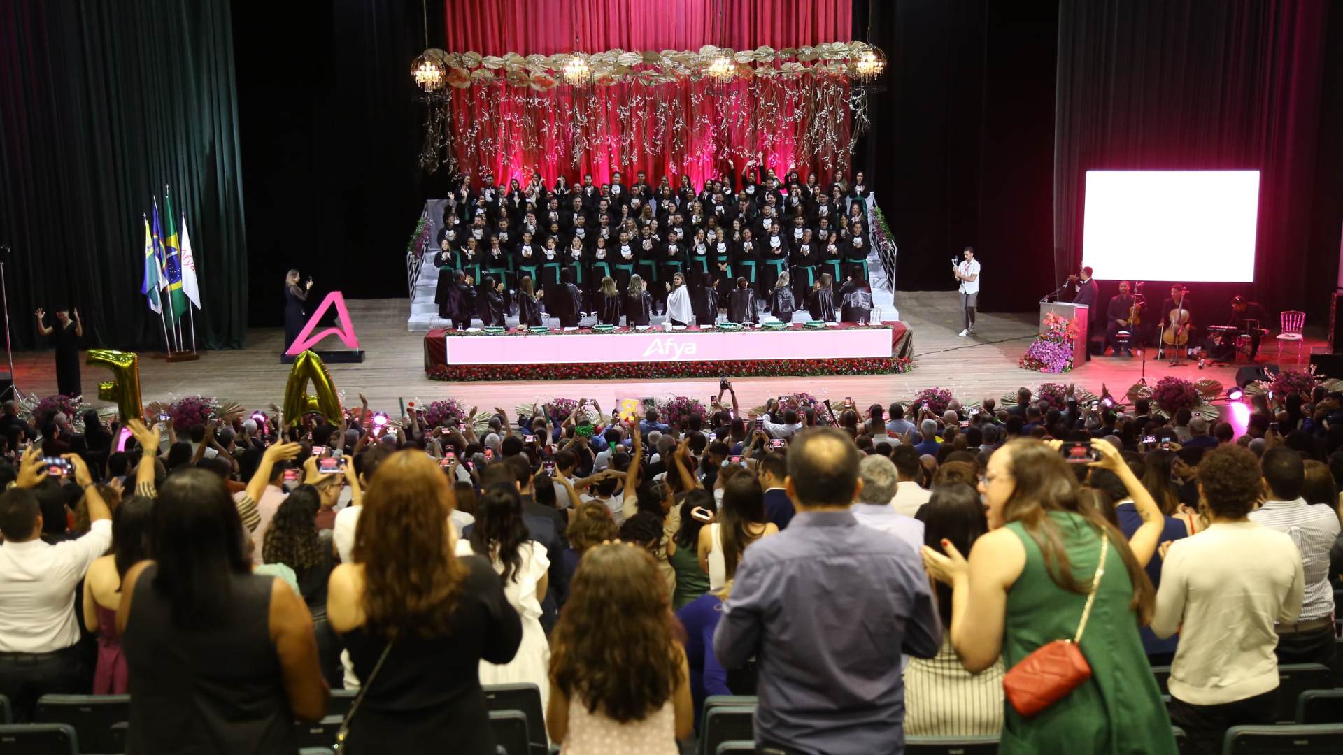 Turma 4 de Medicina da Afya Jaboatão celebra colação de grau em cerimônia emocionante no Teatro Guararapes